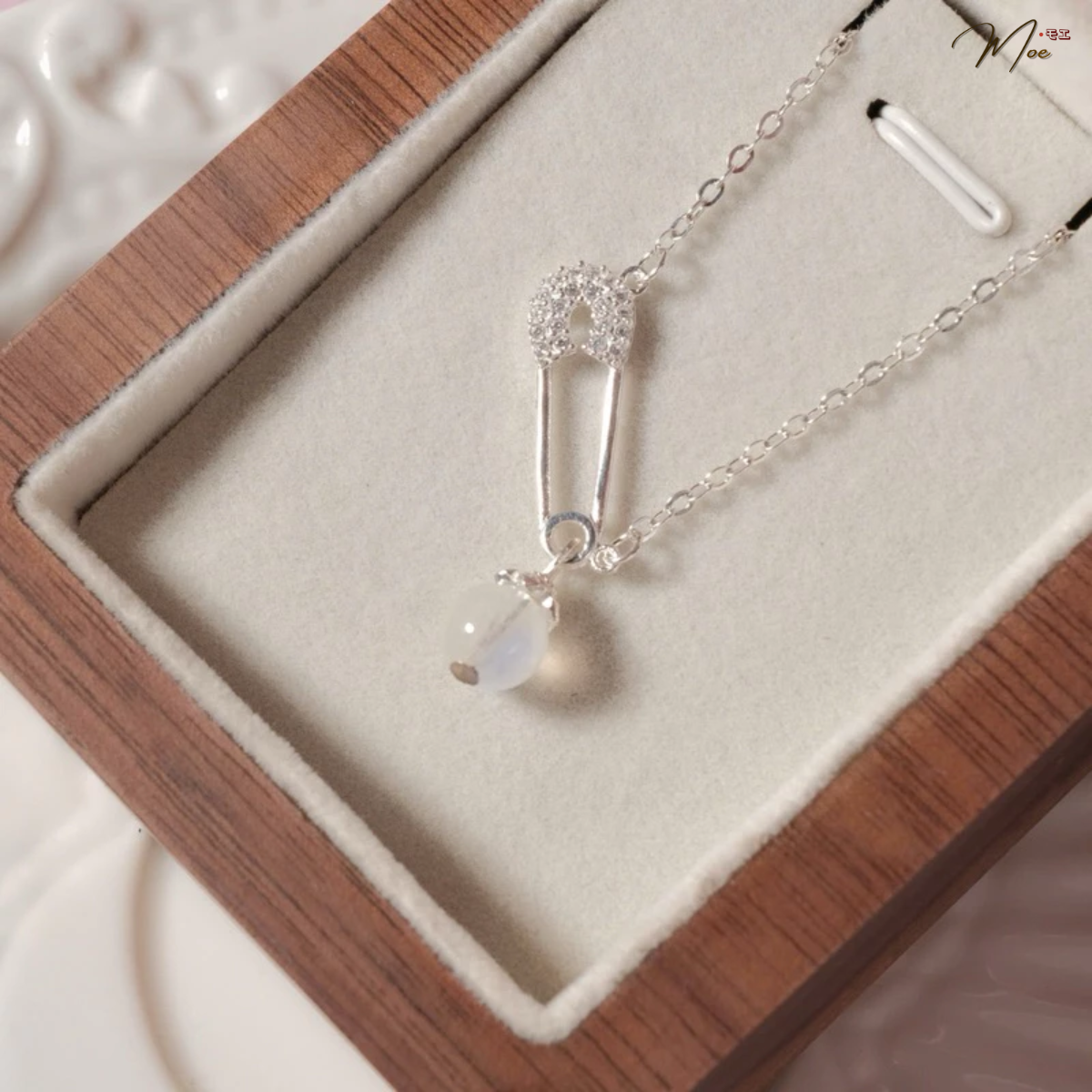 LT645 - Lắc tay safety pin xỏ đá tự nhiên (có nơ/không nơ)_thumbnail_2