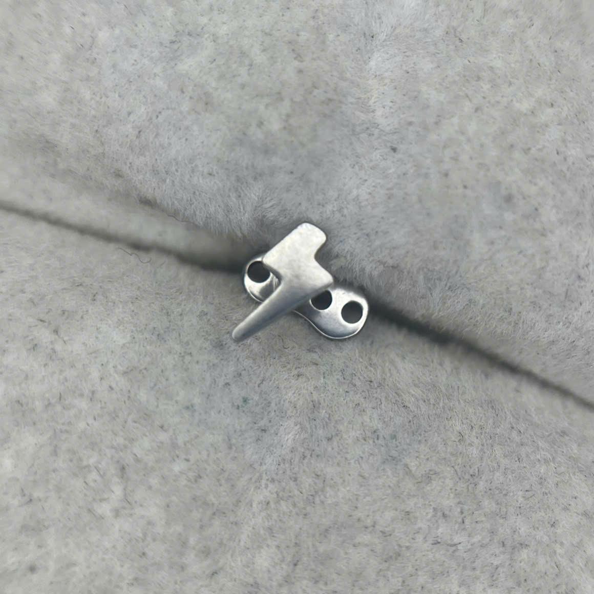 Khuyên cấy titan hình sấm._thumbnail_3