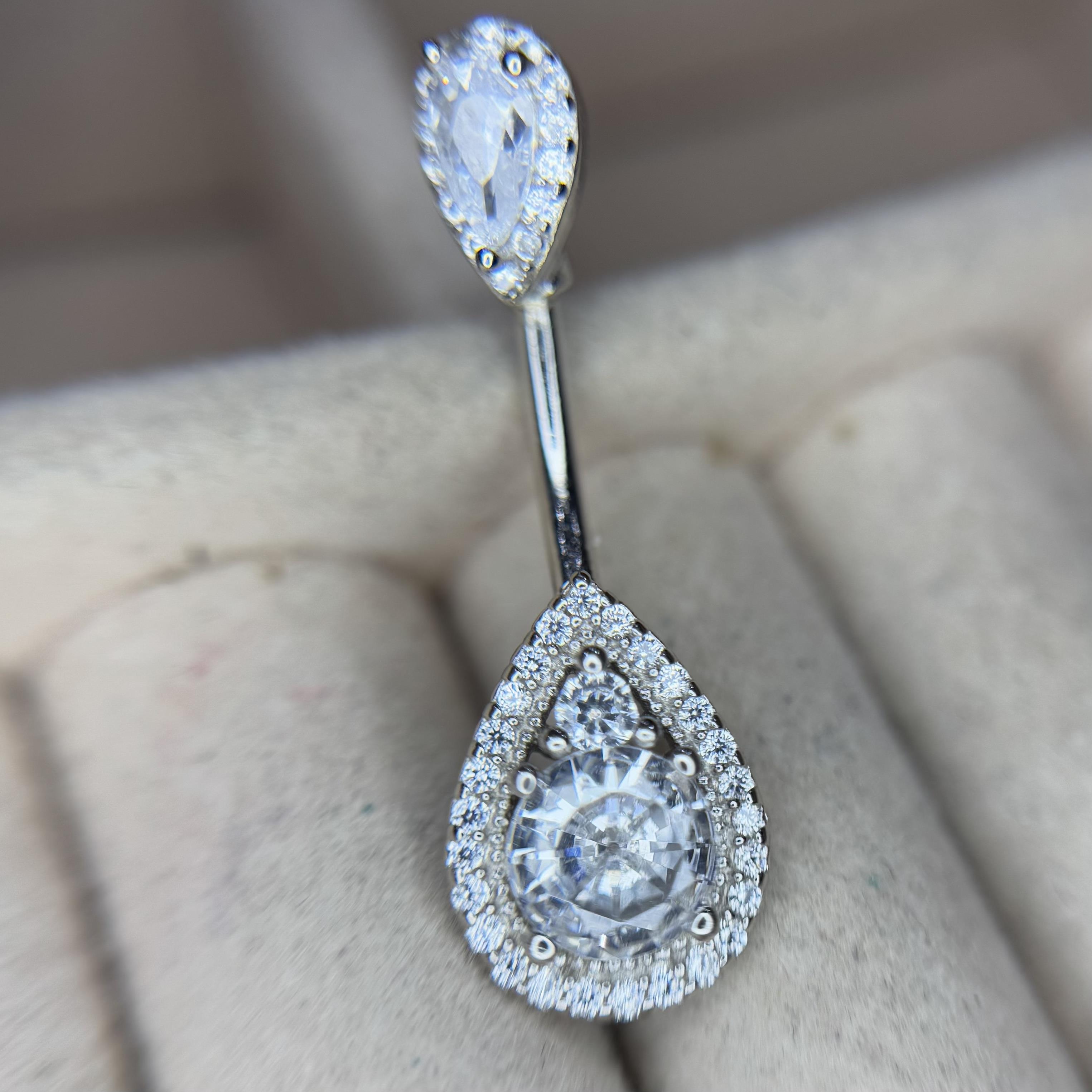 rốn bạc xi bạch kim đá chấu giọt nước hai đầu viền kim cương 