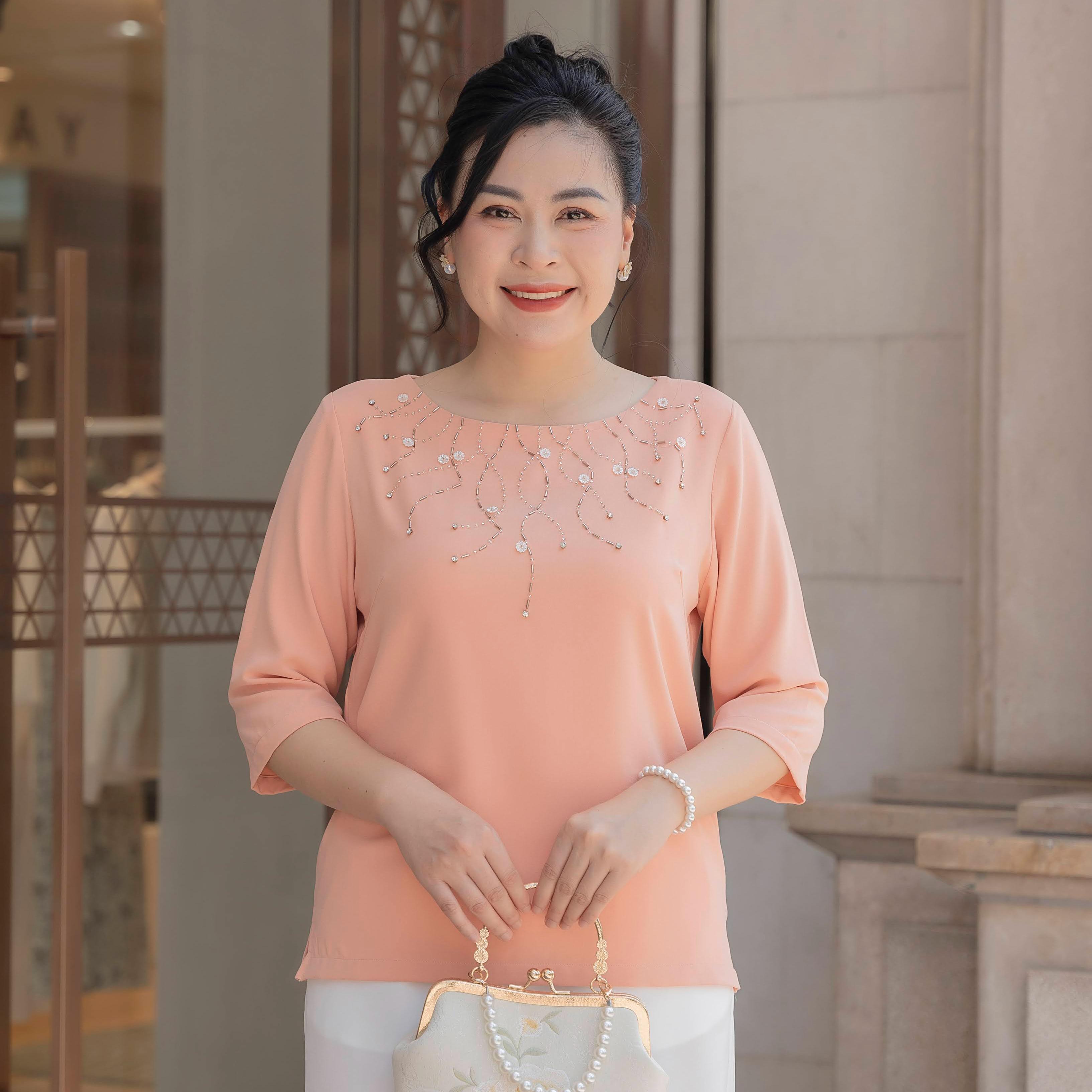 GUMOM - Áo Kiểu Trung Niên U50 U60 Cao Cấp Cổ Tròn Tay Lỡ đính kết thủ công hoa ngọc trai, kim sa và đá cao cấp Sang Trọng Cho Nữ - Women Nhung Kem Xanh Nho Tua Rua Top Voi_thumbnail_5