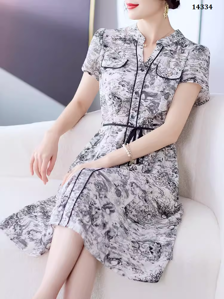 14334-Đầm suông in họa tiết cổ V cách điệu kèm thắt eo ( lụa mịn,lót)_thumbnail_1