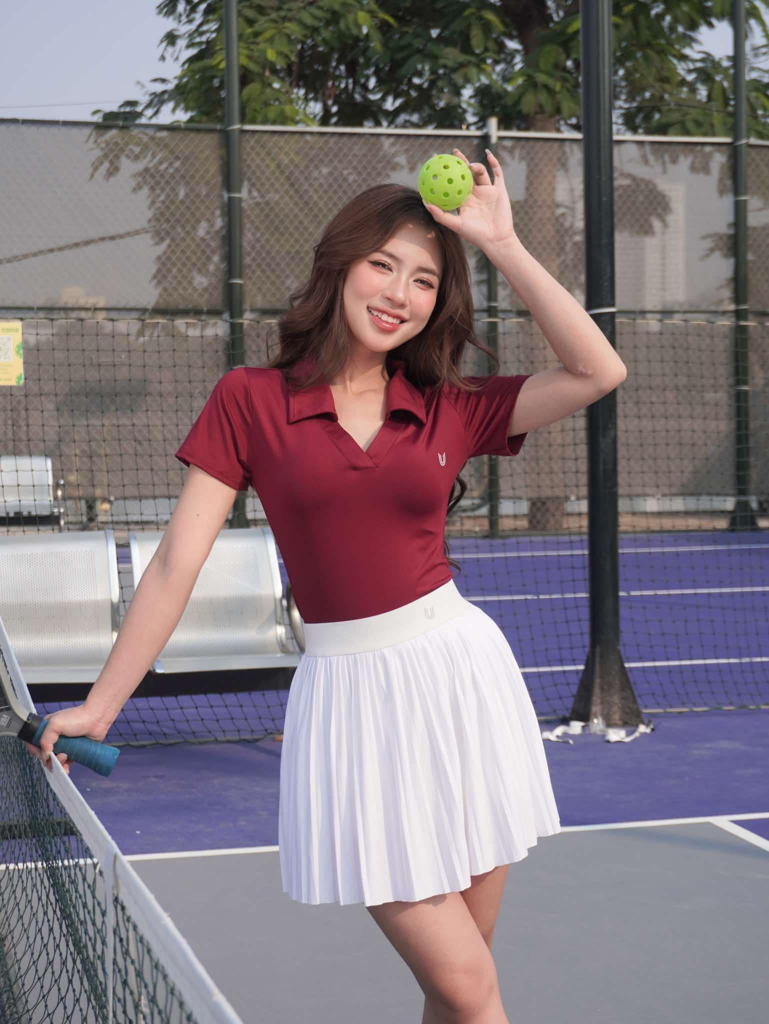 Áo Kylie cộc tay đỏ mix chân váy xếp ly Meli trắng