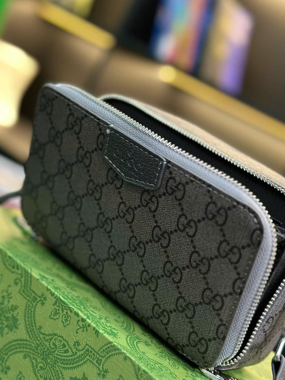 Túi đeo chéo Gucci dáng hộp chữ nhật gam xám khóa kim loại_thumbnail_3