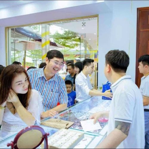 Khach-hang-kim-cuong-CHJ3