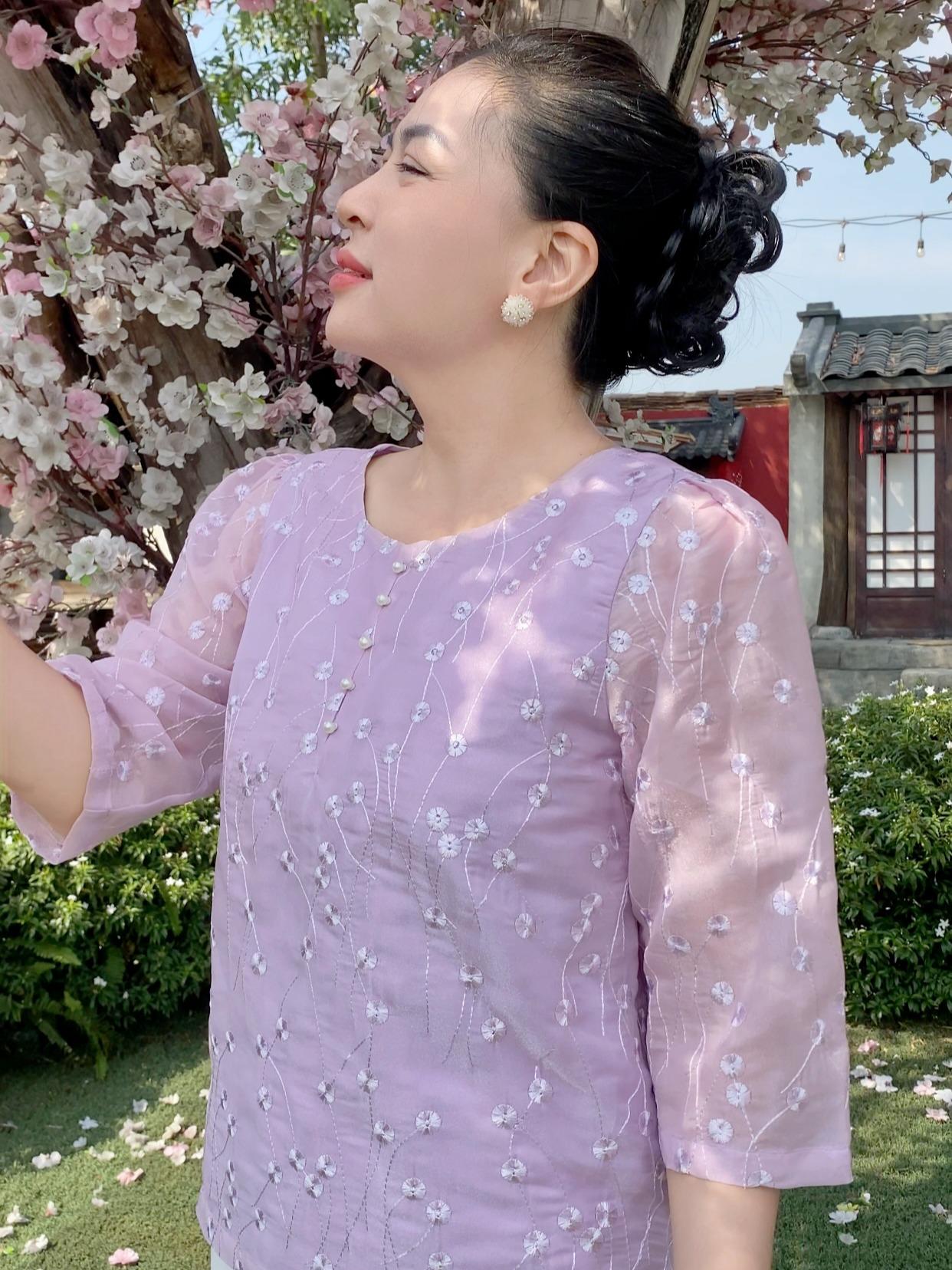 GUMOM - Áo Kiểu Trung Niên U50 U60 Cao Cấp Cổ Tròn Tay Lỡ Thêu Hoa Sang Trọng Cho Nữ - Women Nhung Kem Nho_thumbnail_1