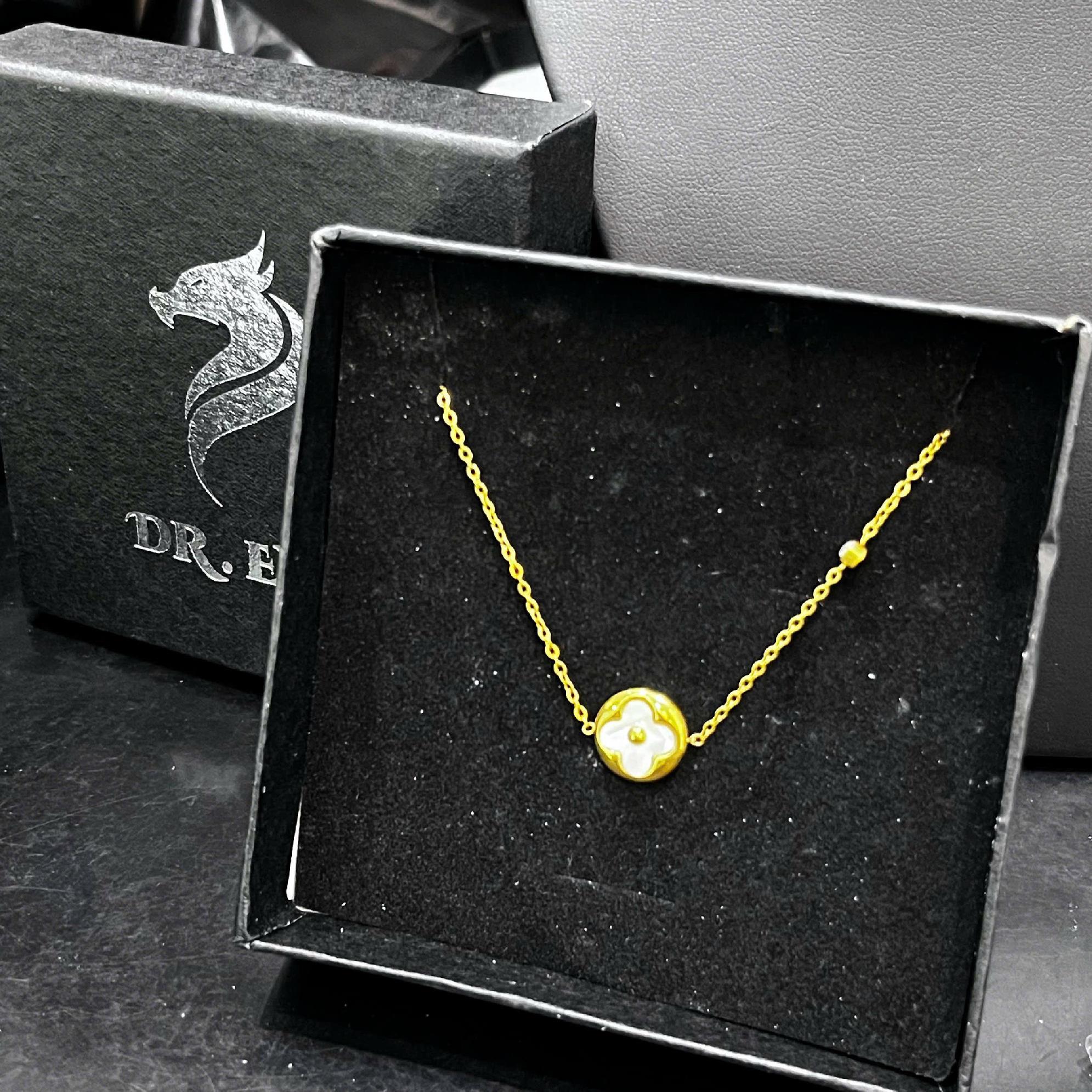 vòng tay titan vàng charm tròn khắc hoa bốn cánh trắng_thumbnail_1