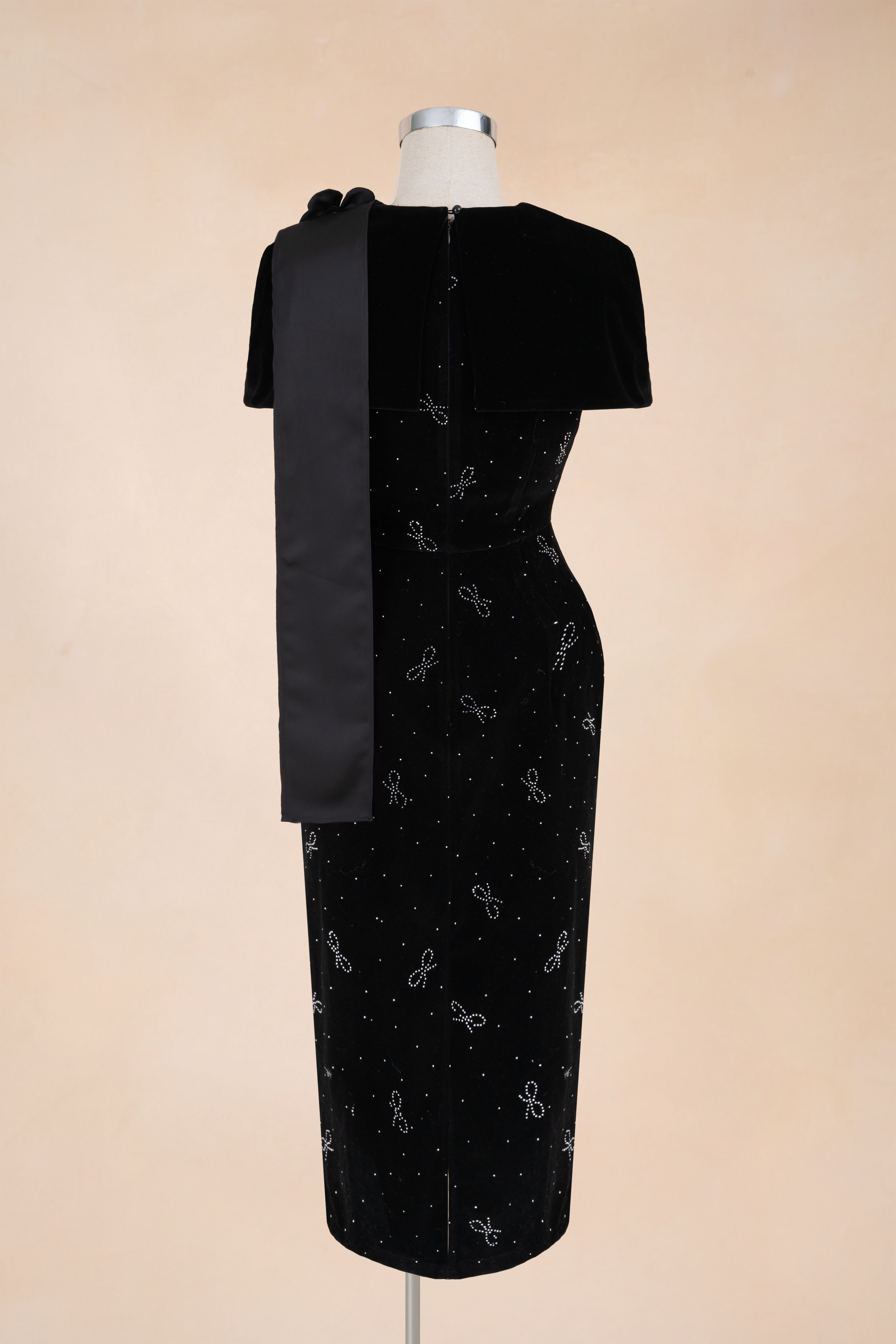 Đầm Bút Chì Trùm Vai Chấm Đá_thumbnail_2