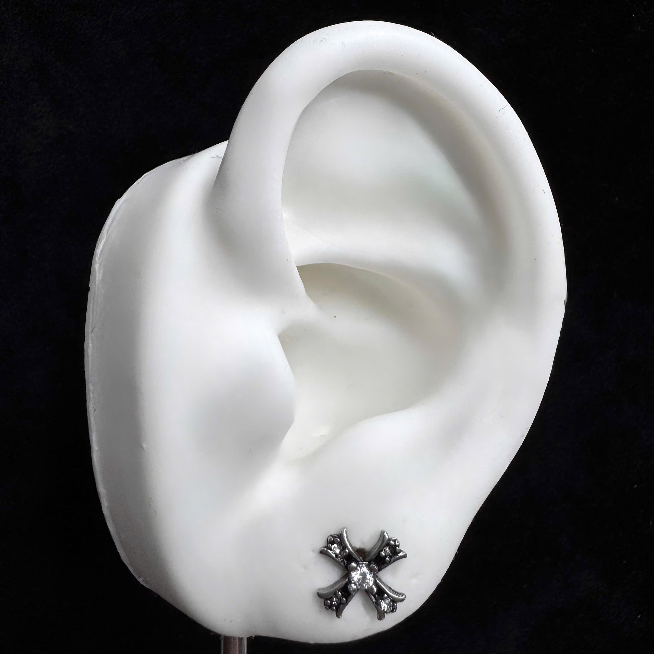 Khuyên kiểu chrome heart nhiều đá nhỏ_thumbnail_2