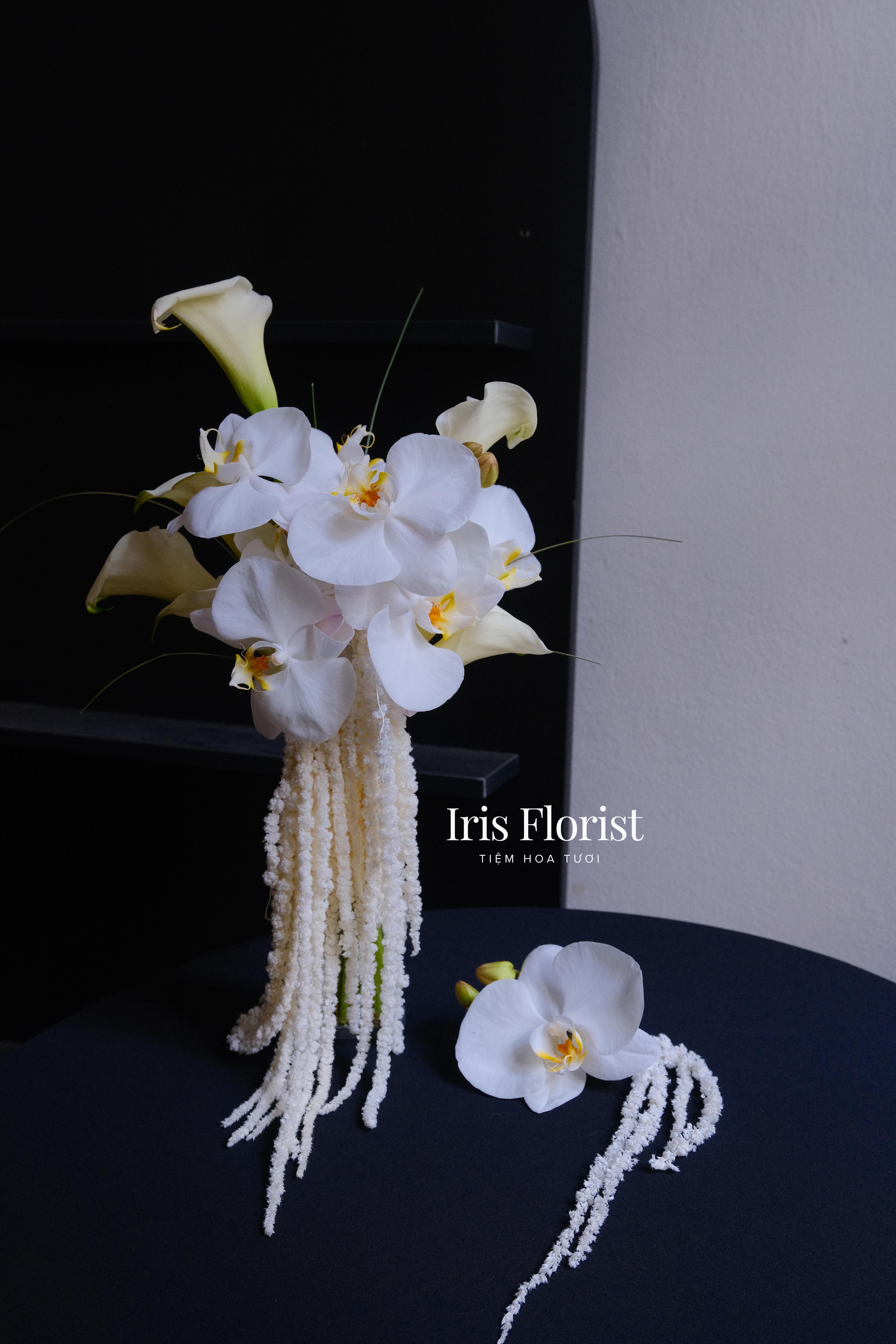 Bó hoa cưới Calla Lily mix Lan hồ điệp và dền rủ tone trắng