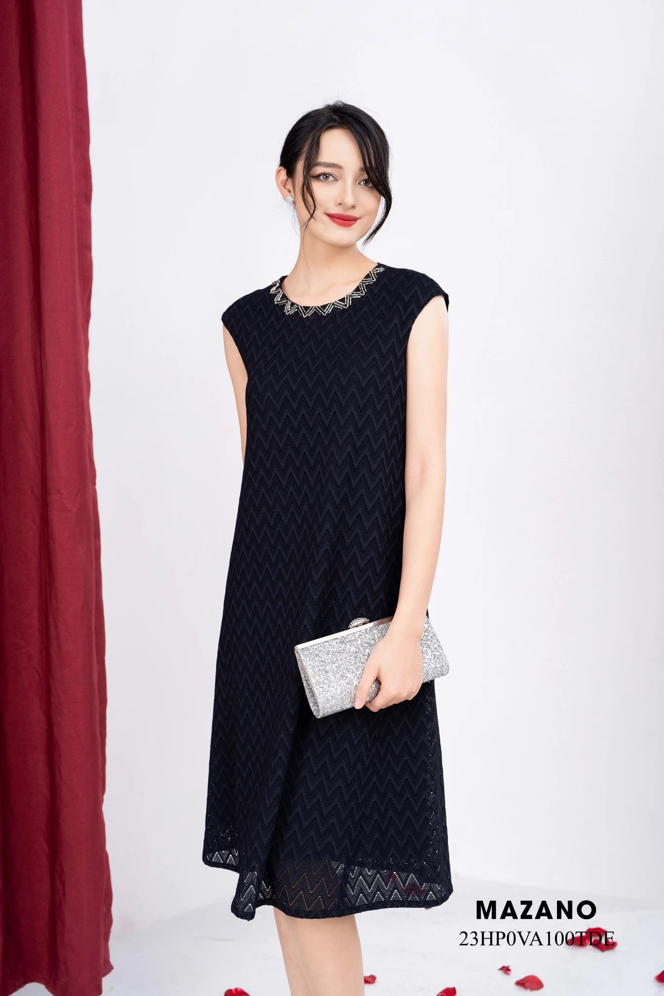 Đầm suông A tay chờm cổ đính trang trí