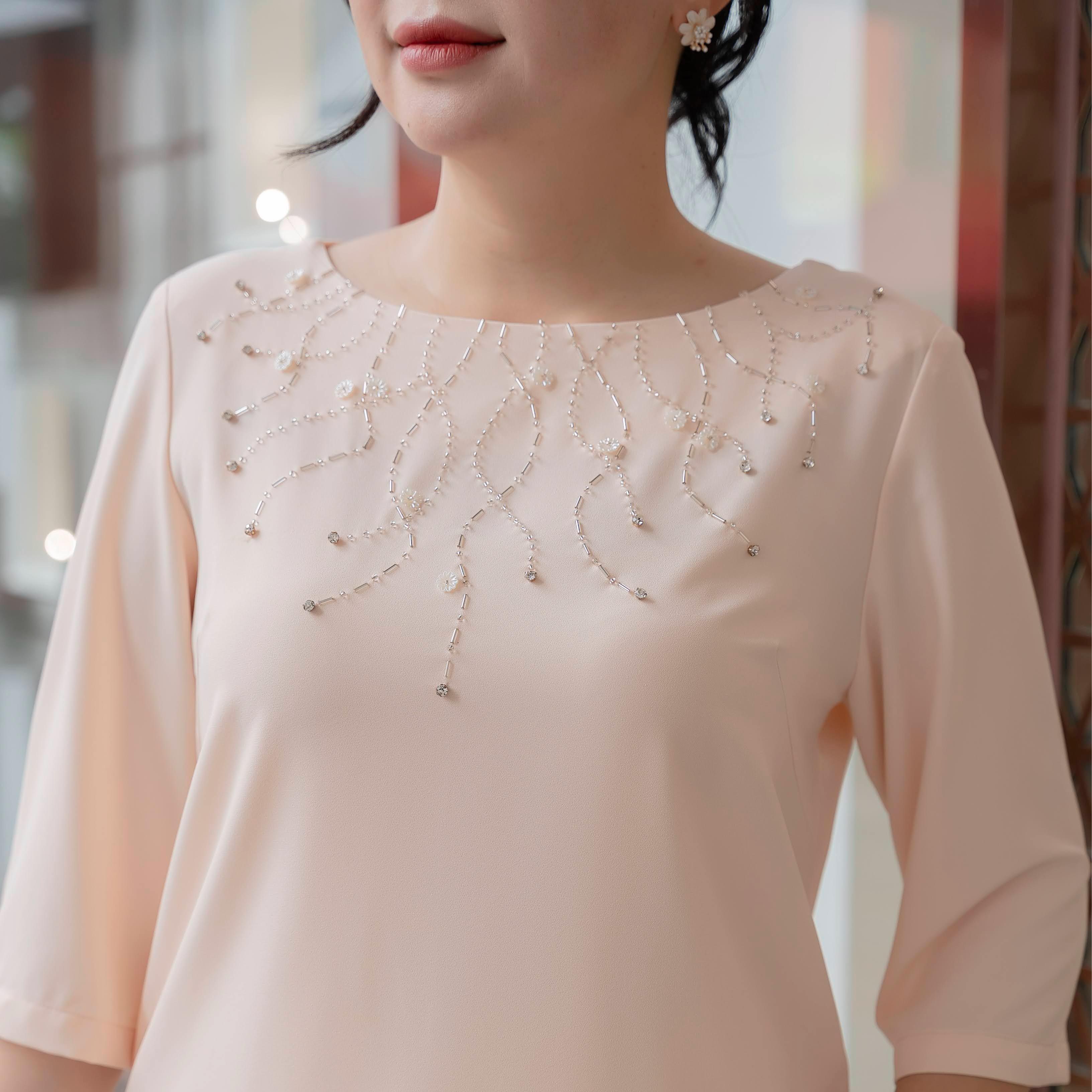 GUMOM - Áo Kiểu Trung Niên U50 U60 Cao Cấp Cổ Tròn Tay Lỡ đính kết thủ công hoa ngọc trai, kim sa và đá cao cấp Sang Trọng Cho Nữ - Women Nhung Kem Xanh Nho Tua Rua Top Voi_thumbnail_4