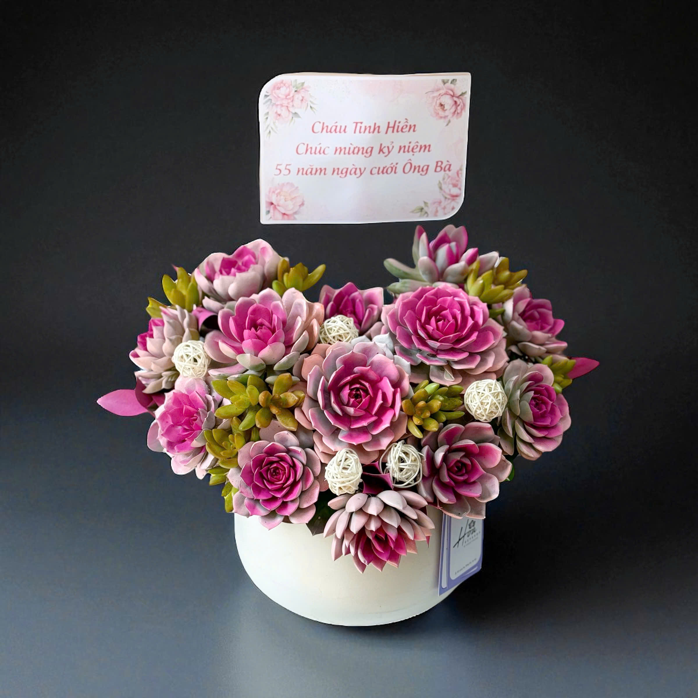 Bình hoa sen đá trái tim nghệ thuật