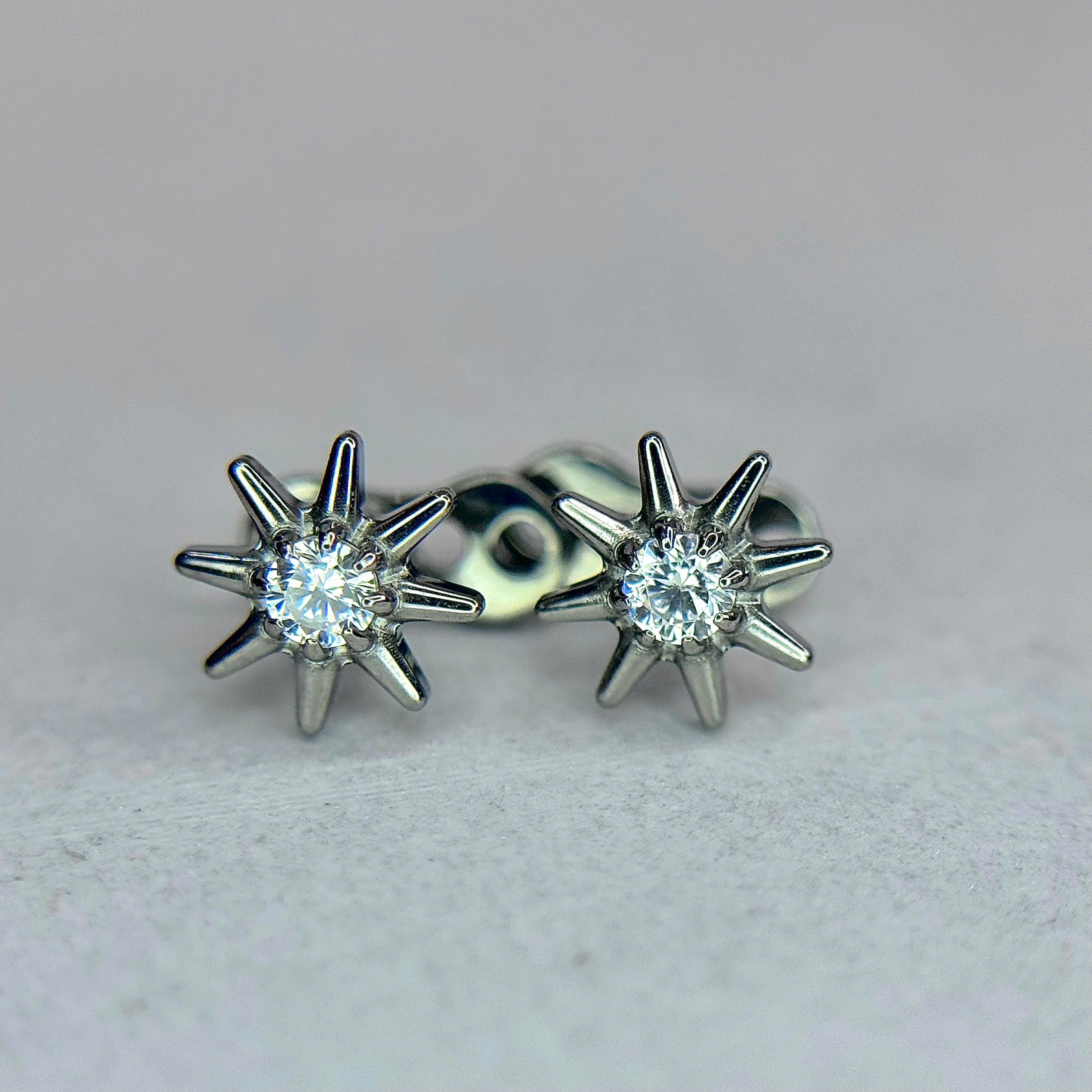 Khuyên cấy titan mặt trời