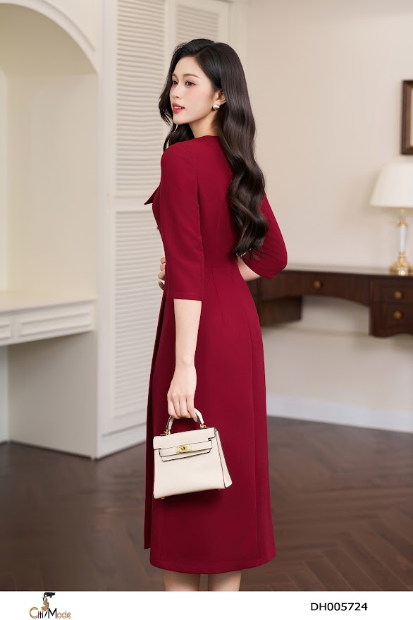 Đầm đỏ chân A xếp ly lệch. lá cổ cách điệu đính tag cài