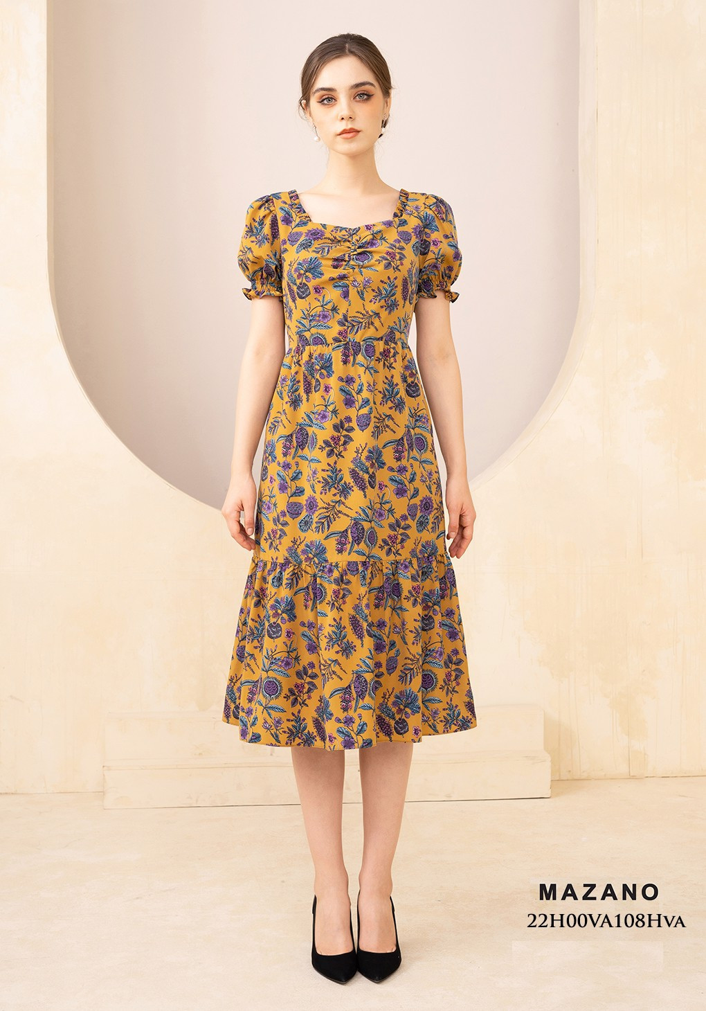 Đầm vàng họa tiết chân rủ cổ cách điệu