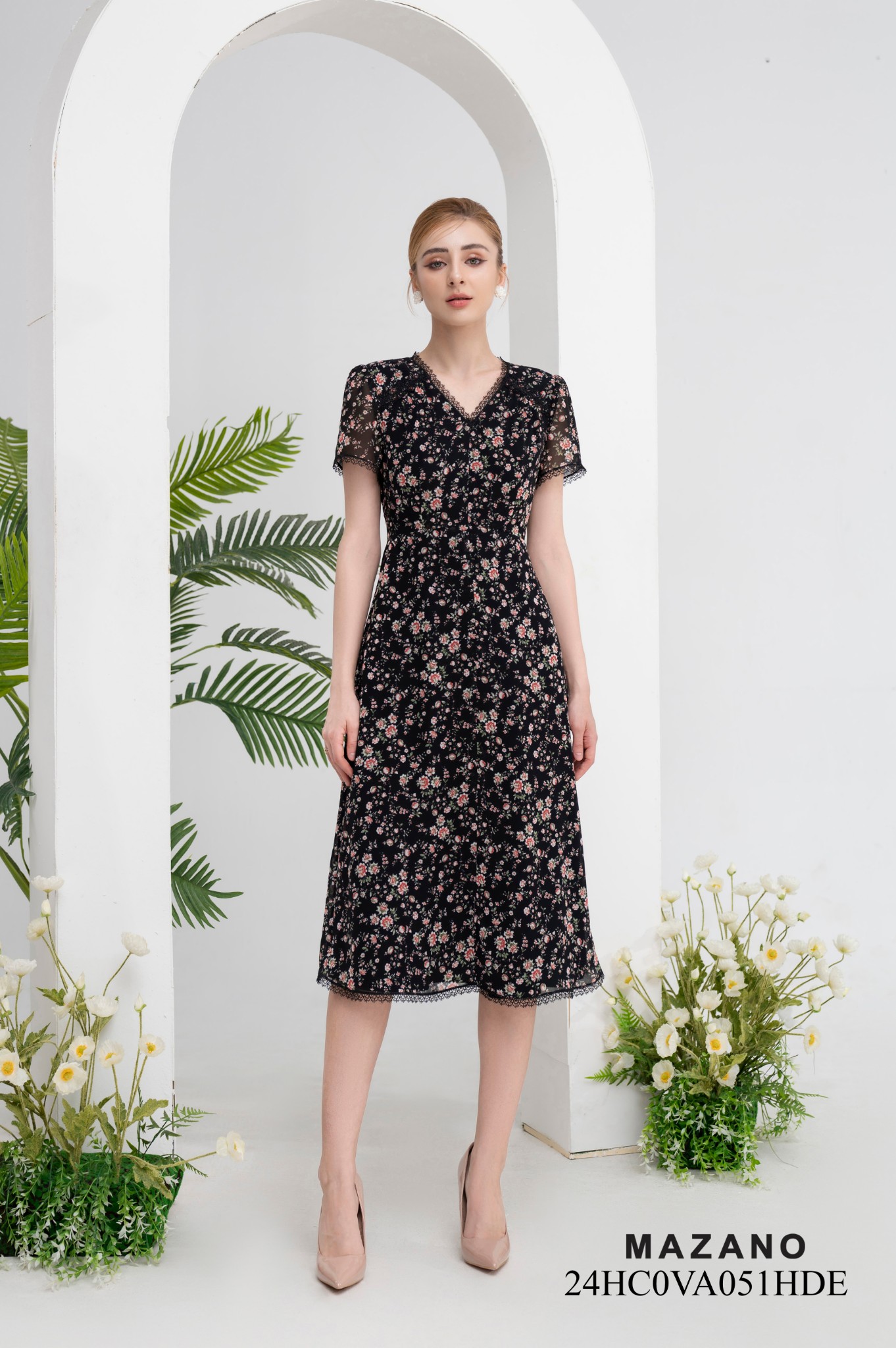 Đầm đen eo cao chân rủ phối ren