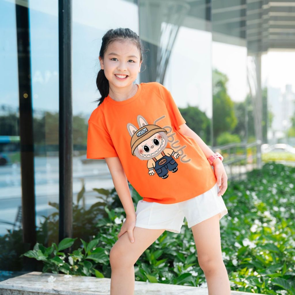 Áo thun bé gái in hình Labubu chữ dọc - Loza Kids AT2779