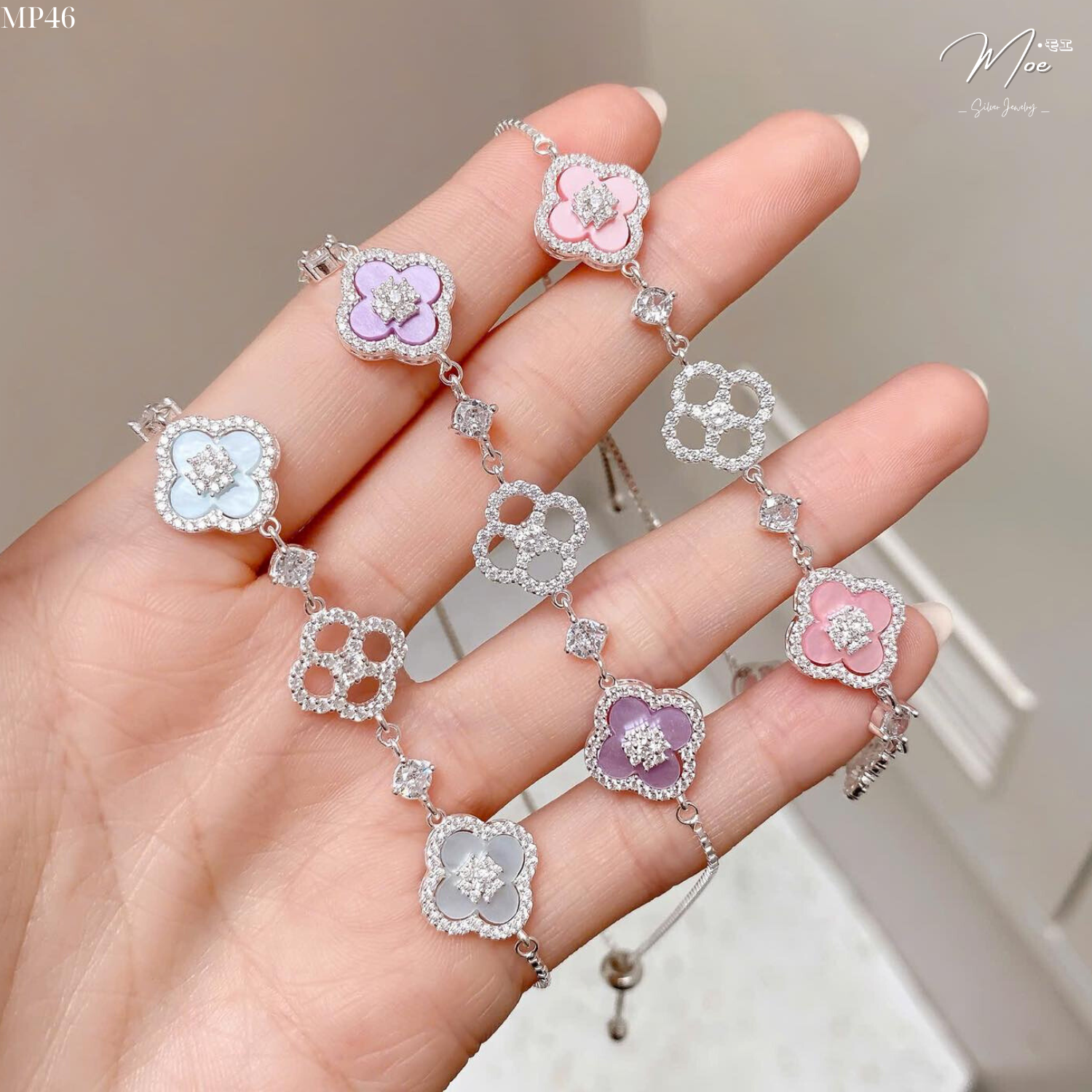 LT630 - Lắc tay Cỏ 4 lá pha lê dây rút (hồng/trắng)