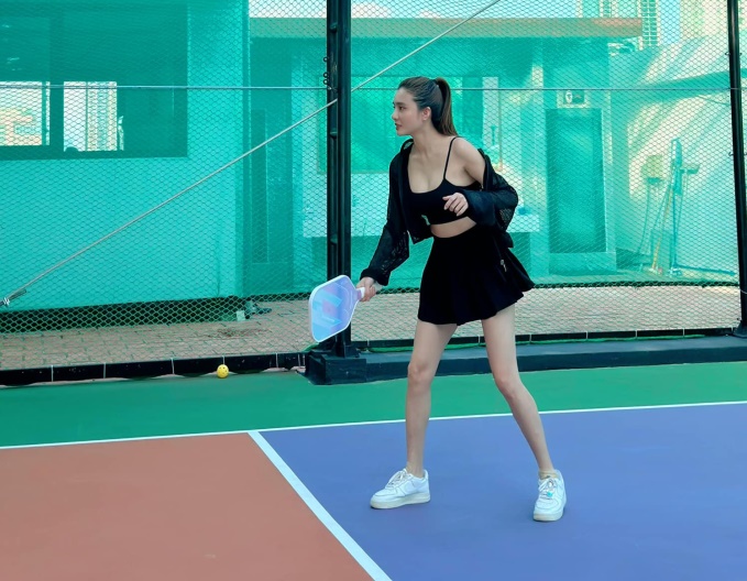 bi-che-trang-phuc-pickleball-em-gai-cong-vinh-dap-tra-10-diem-khong-co-nhung-1728110886985jpg