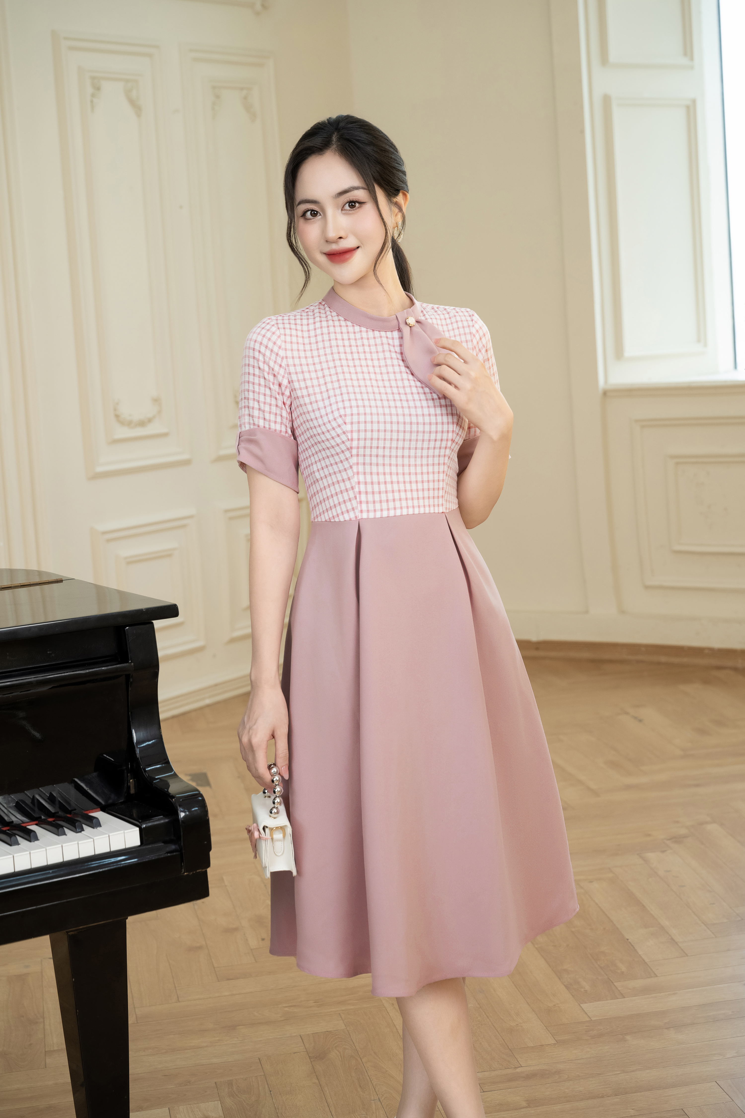 Đầm xoè hồng phối kẻ cổ nơ cách điệu_thumbnail_0