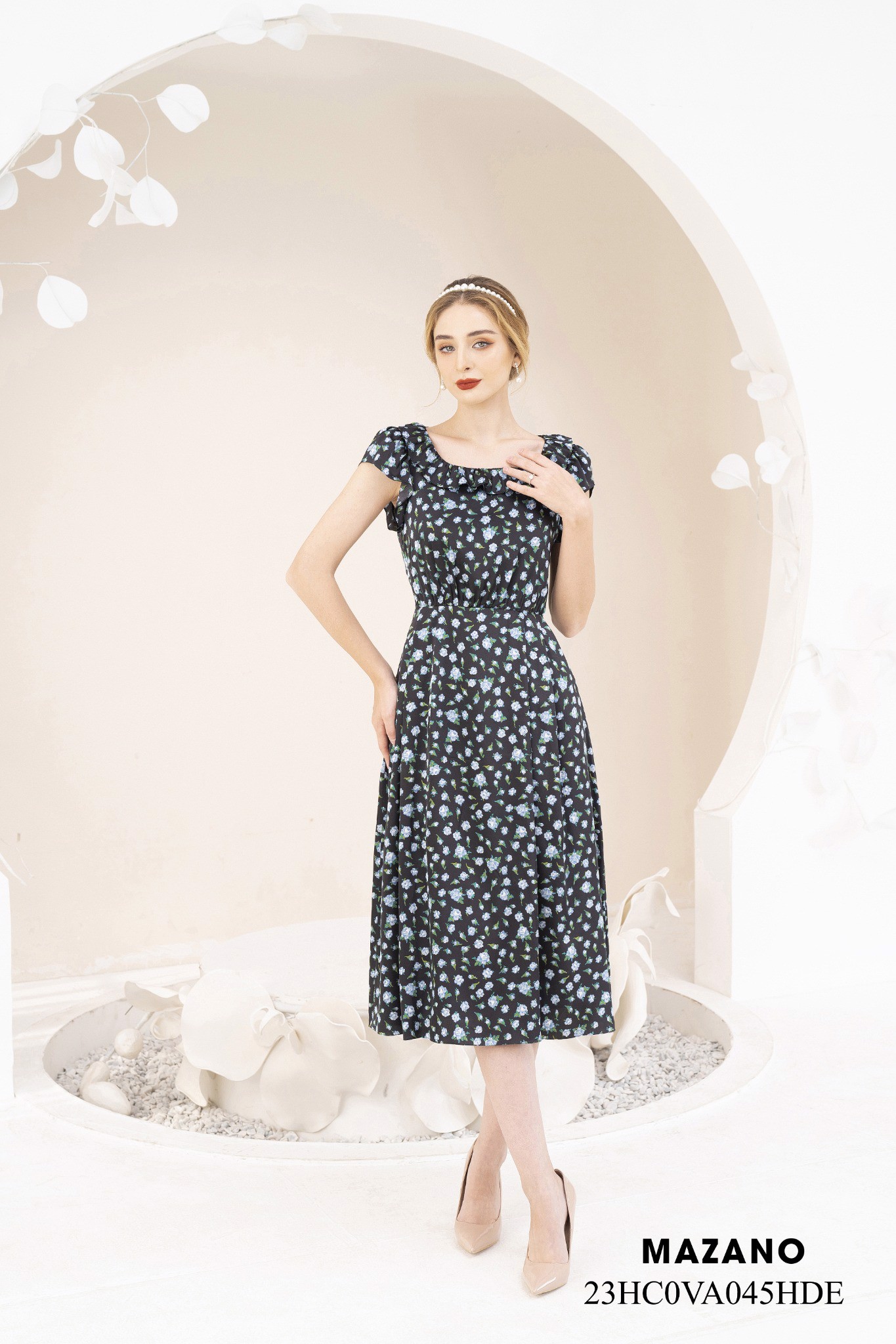 Đầm đen họa tiết bùng eo chân xòe 23HC0VA045HDE