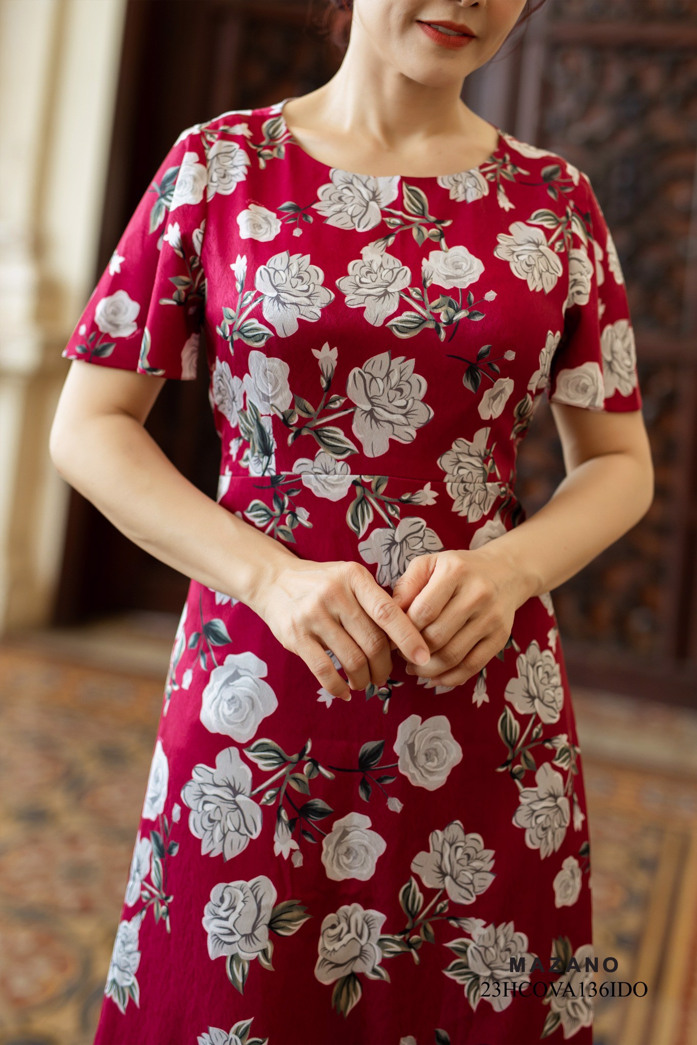 Đầm lụa đỏ vân gỗ in hoa hồng trắng_thumbnail_4