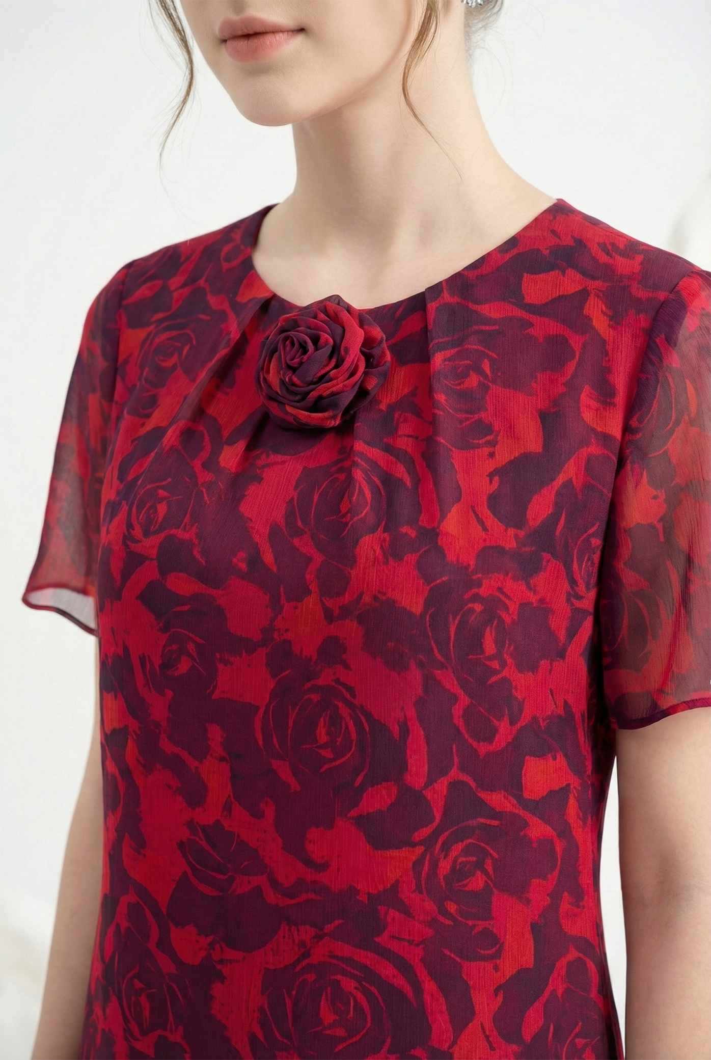 Đầm vải voan đỏ in họa tiết cách điệu dáng suông A cổ tròn đính hoa tay ngắn thiết kế MAZANO_thumbnail_4