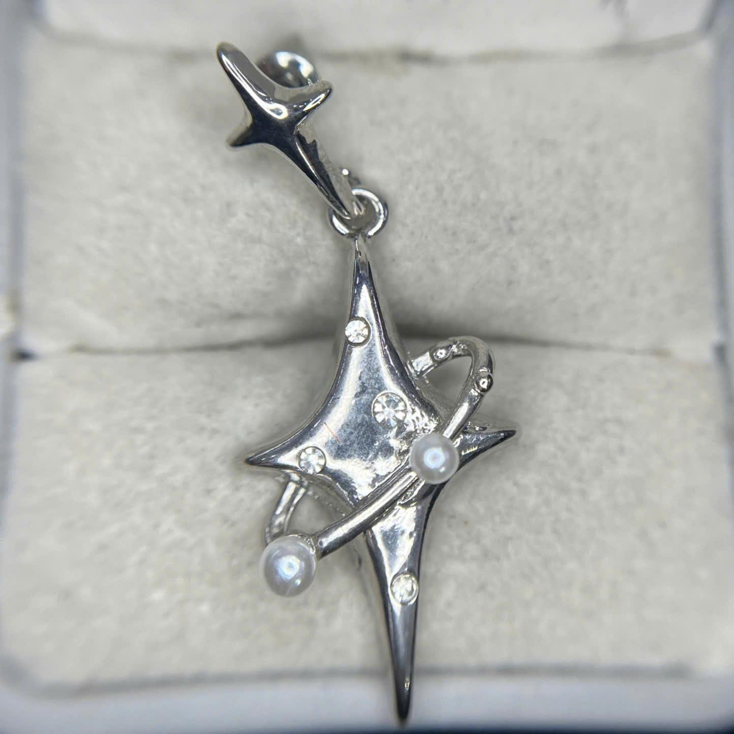 Khuyên kiểu cặp sao rơi.