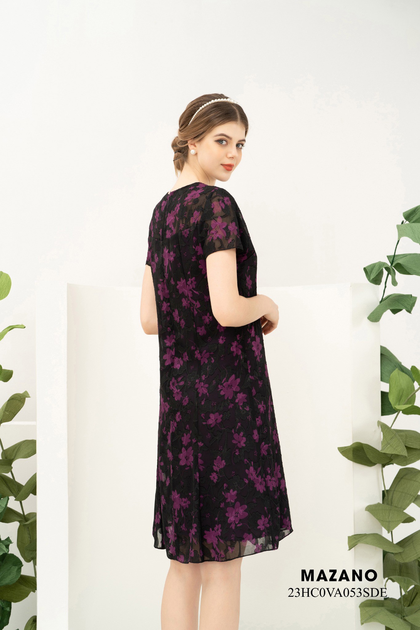 Đầm suông A đen cổ đính đá_thumbnail_4