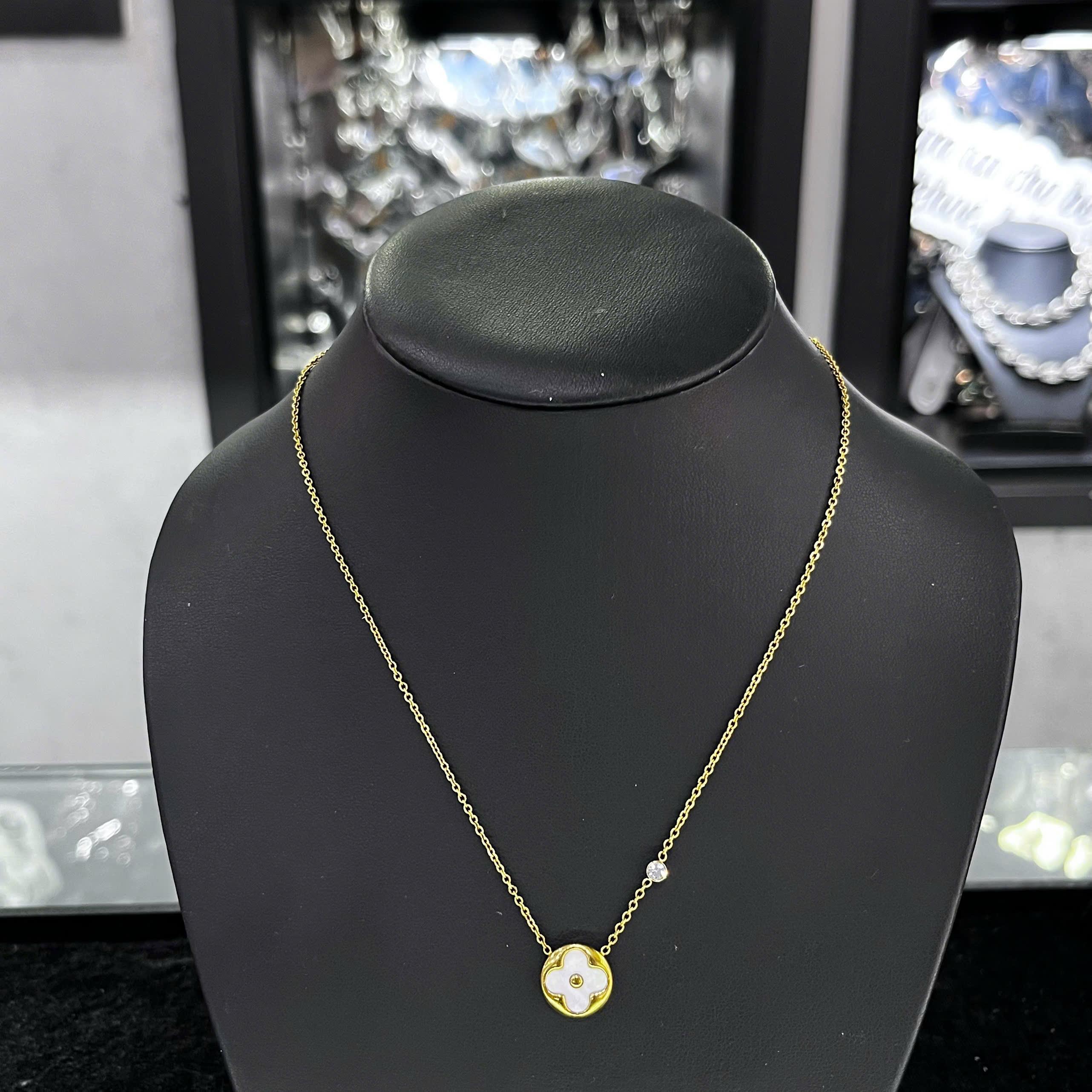 Vòng cổ titan vàng charm hoa 4 lá._thumbnail_2