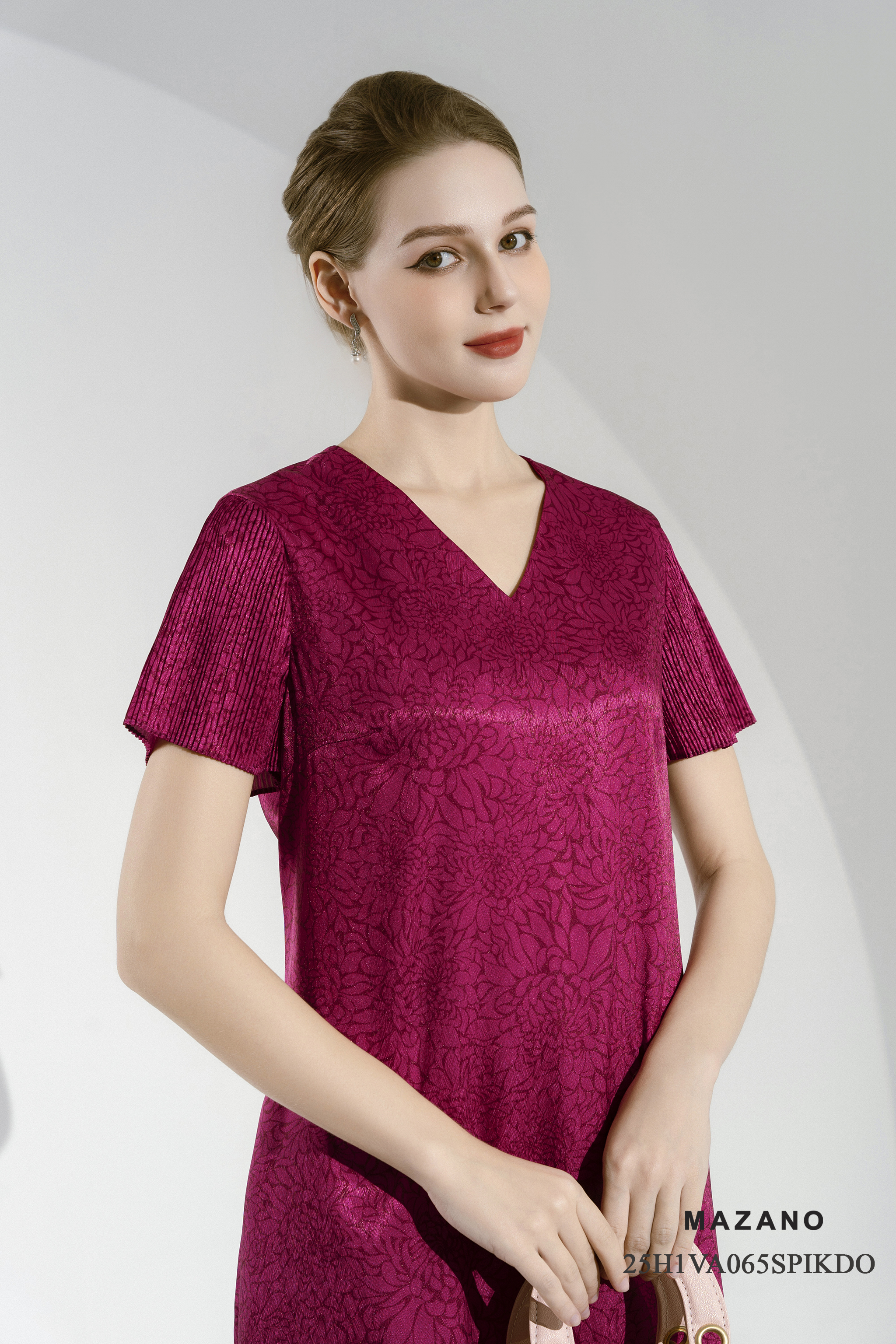 Váy Đầm Suông Vải lụa vân chìm Hoạ tiết hoa cúc cách điệu Cổ V Tay ngắn Dài ngang bắp chân_thumbnail_3