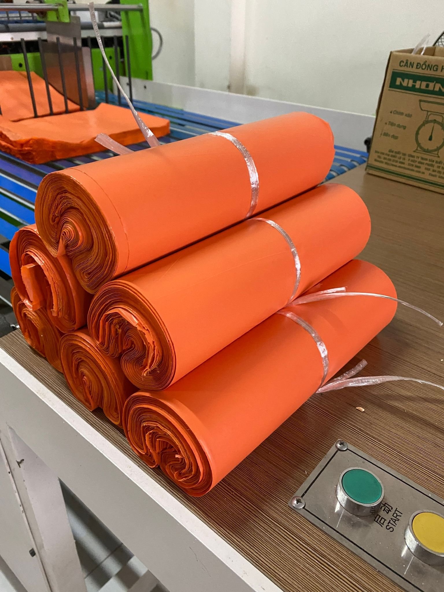 Túi niêm phong trơn 3 lớp màu cam_thumbnail_0