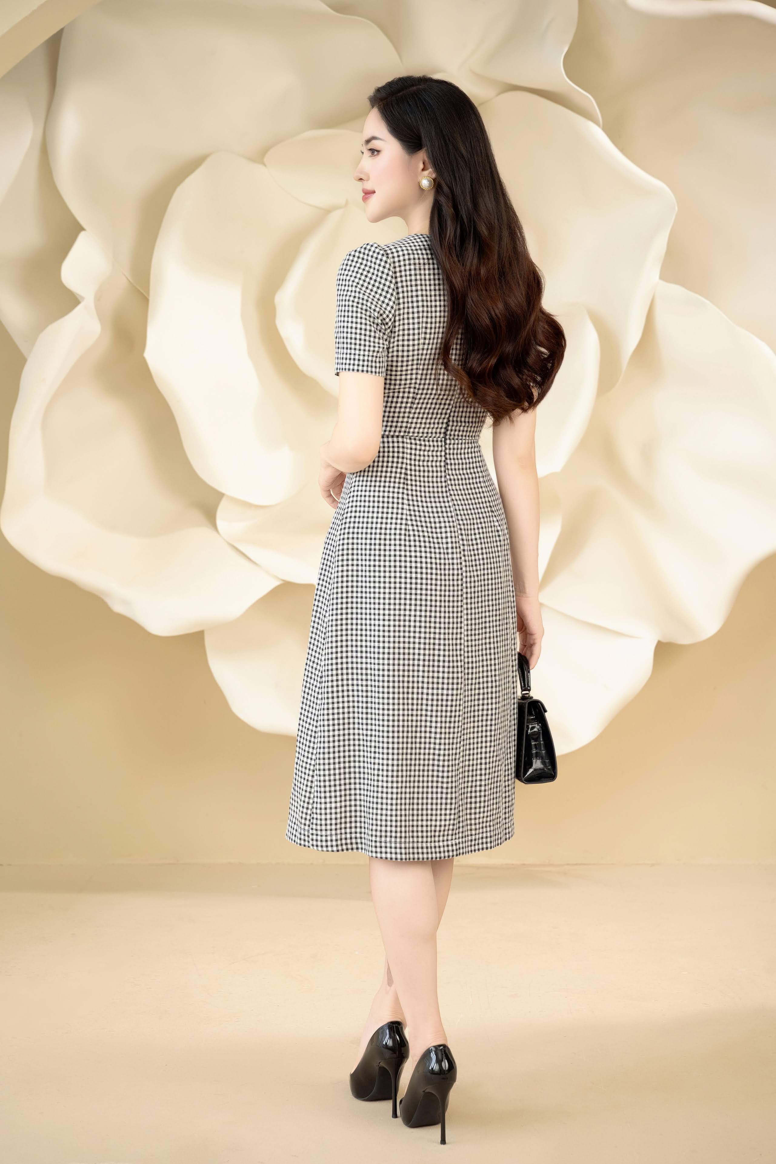 Đầm kẻ đen phối cổ trắng_thumbnail_1