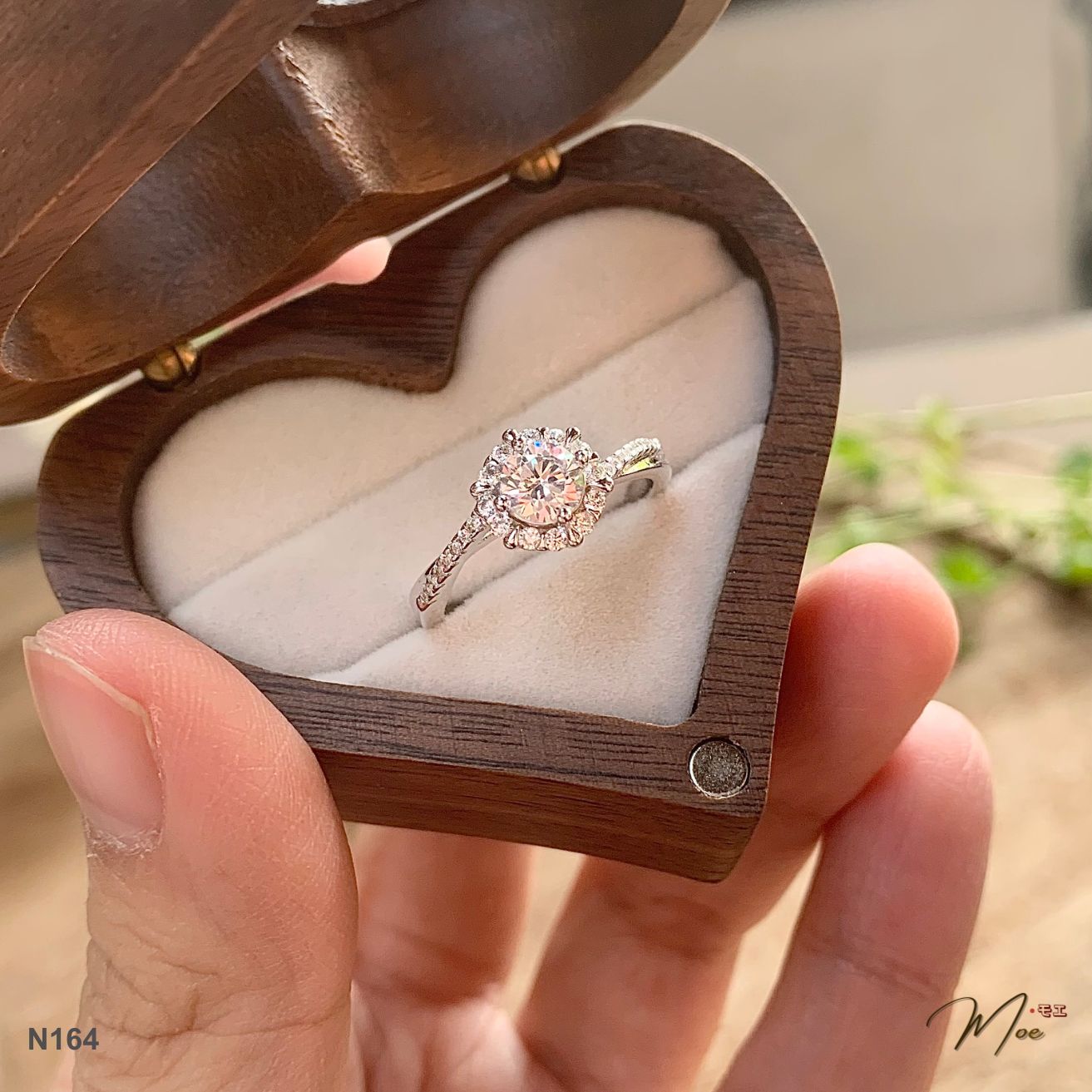 N164 - Nhẫn đá chủ cầu hôn pha lê viền chéo nữ hoàng