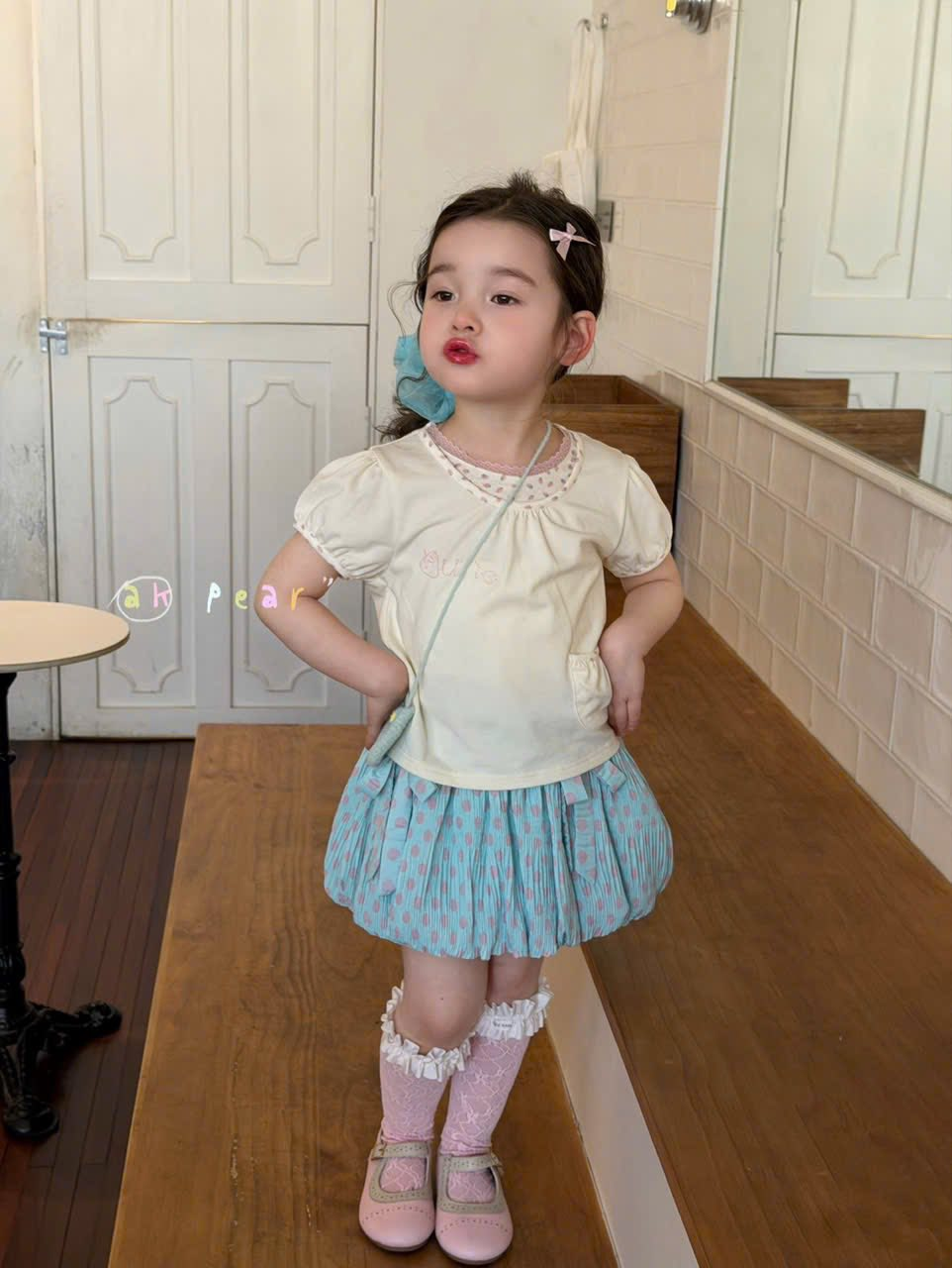 AK18 - Áo thun cộc tay mix cổ ren hồng châm hoa nhí hãng AK Pear