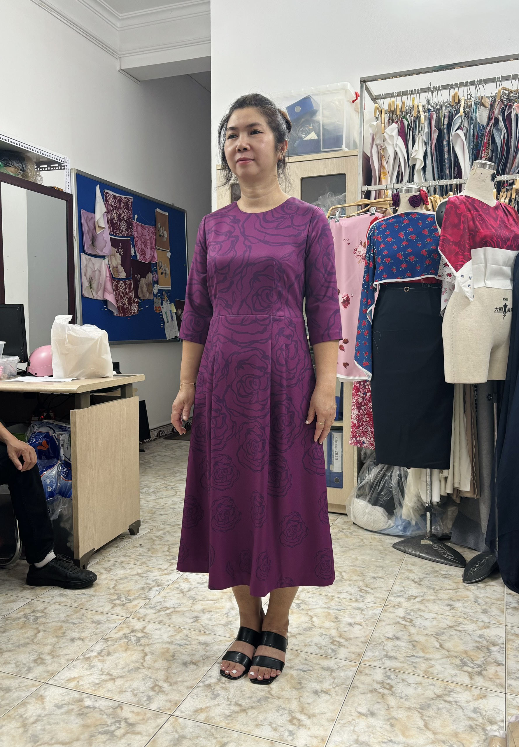 Váy Đầm Ôm Vải lụa dày Hoạ tiết hoa hồng cách điệu Cổ tròn Tay lỡ Dài qua bắp chân - Mẫu 24SC0VA246ITI