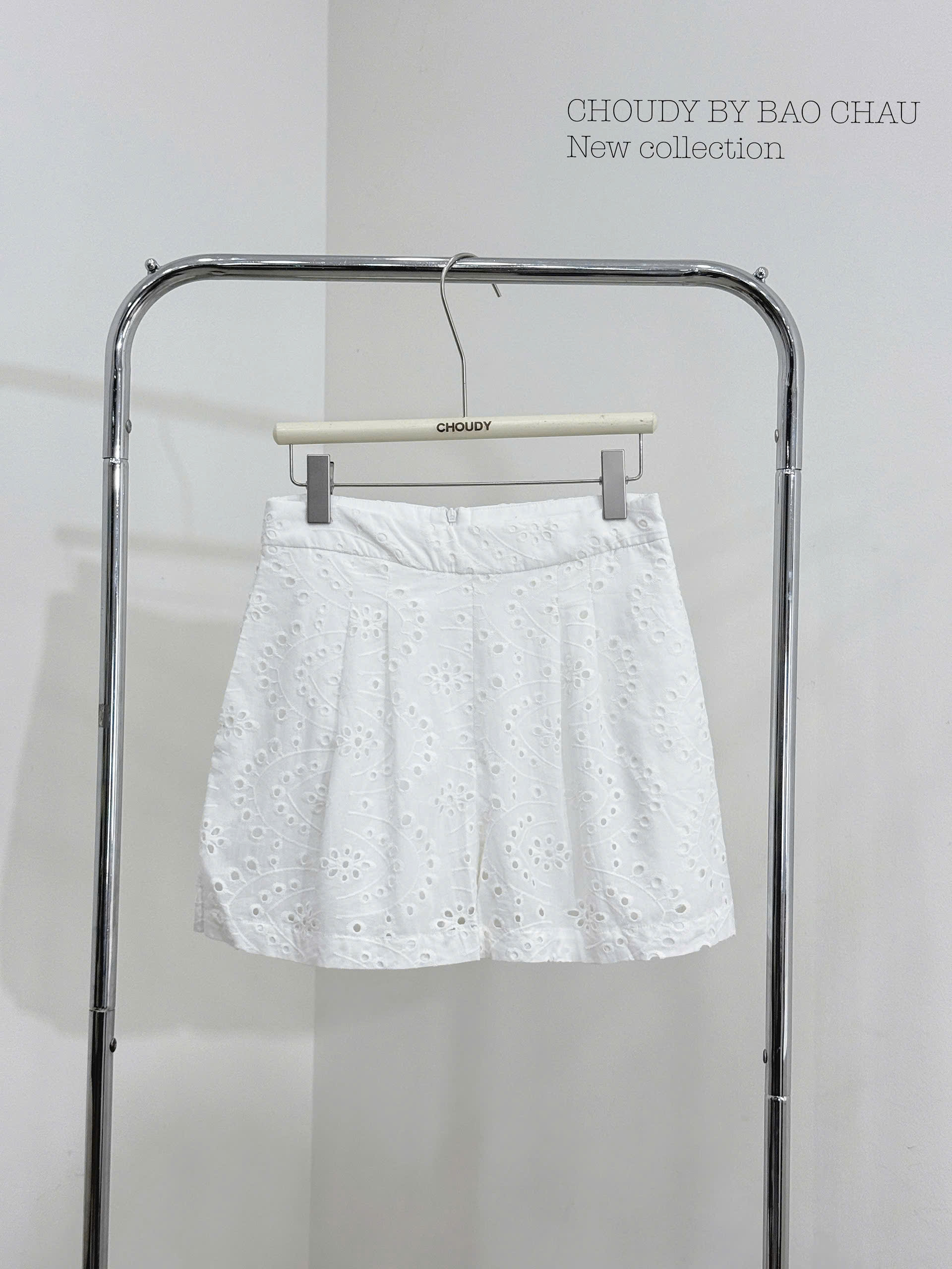 U770 QUẦN SHORT ĐỤC LỖ TRẮNG_thumbnail_1