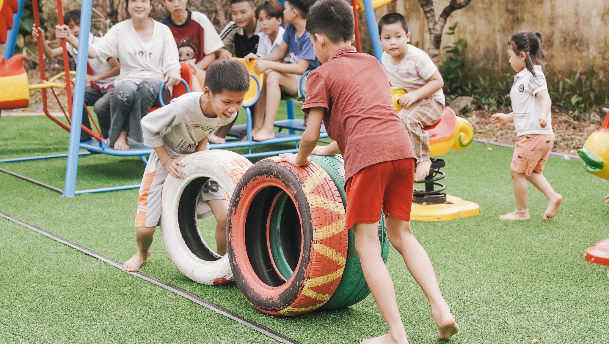 Mela Việt Nam đồng hành xây dựng “Sân chơi màu nắng” cho trẻ em xóm Sèo, Hòa Bình