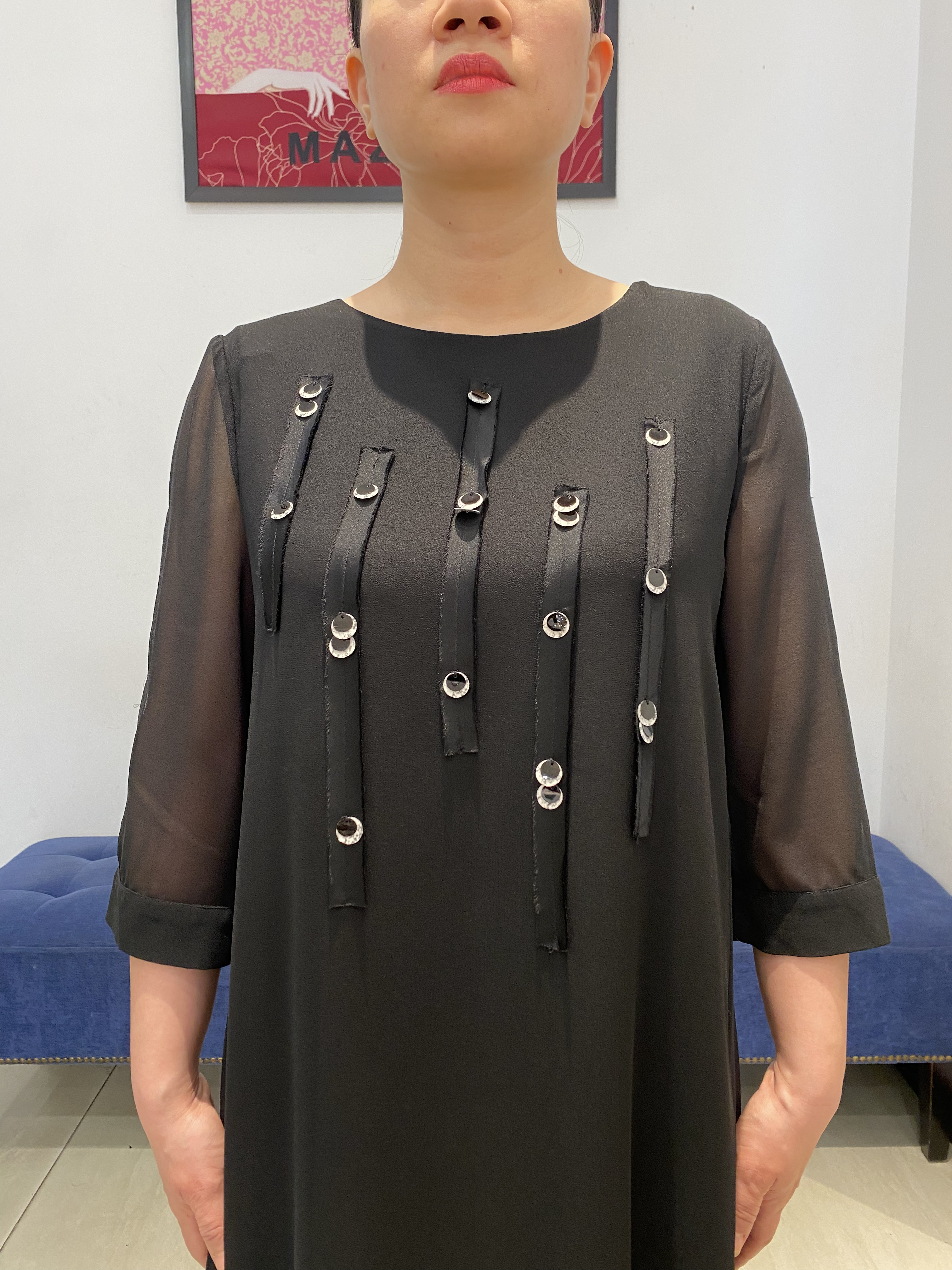 Váy đen phối trang trí