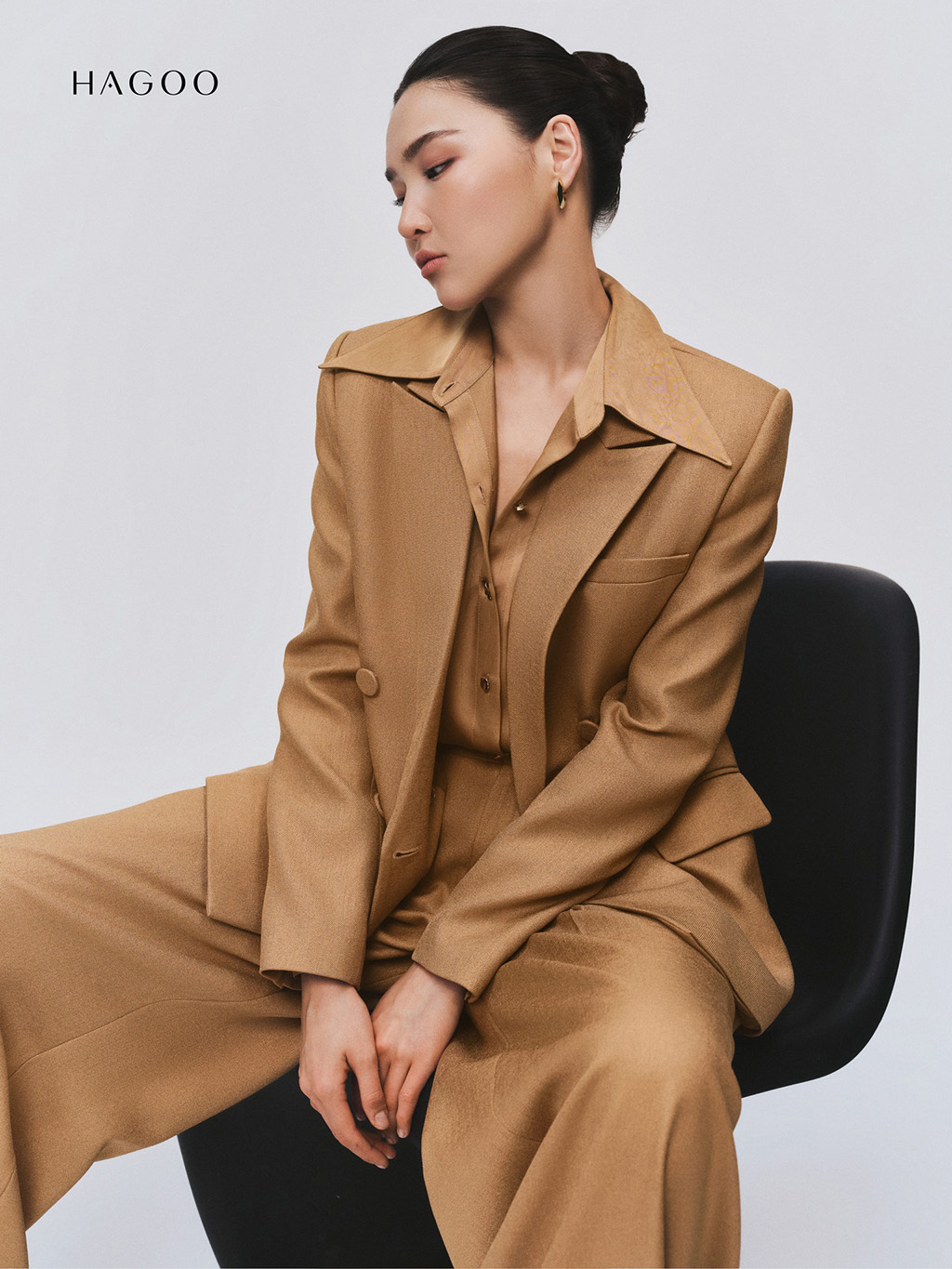 Để hoàn thiện outfit chuẩn công sở, bạn chỉ cần khoác ngoài blazer suông hai hàng khuy Hagoo