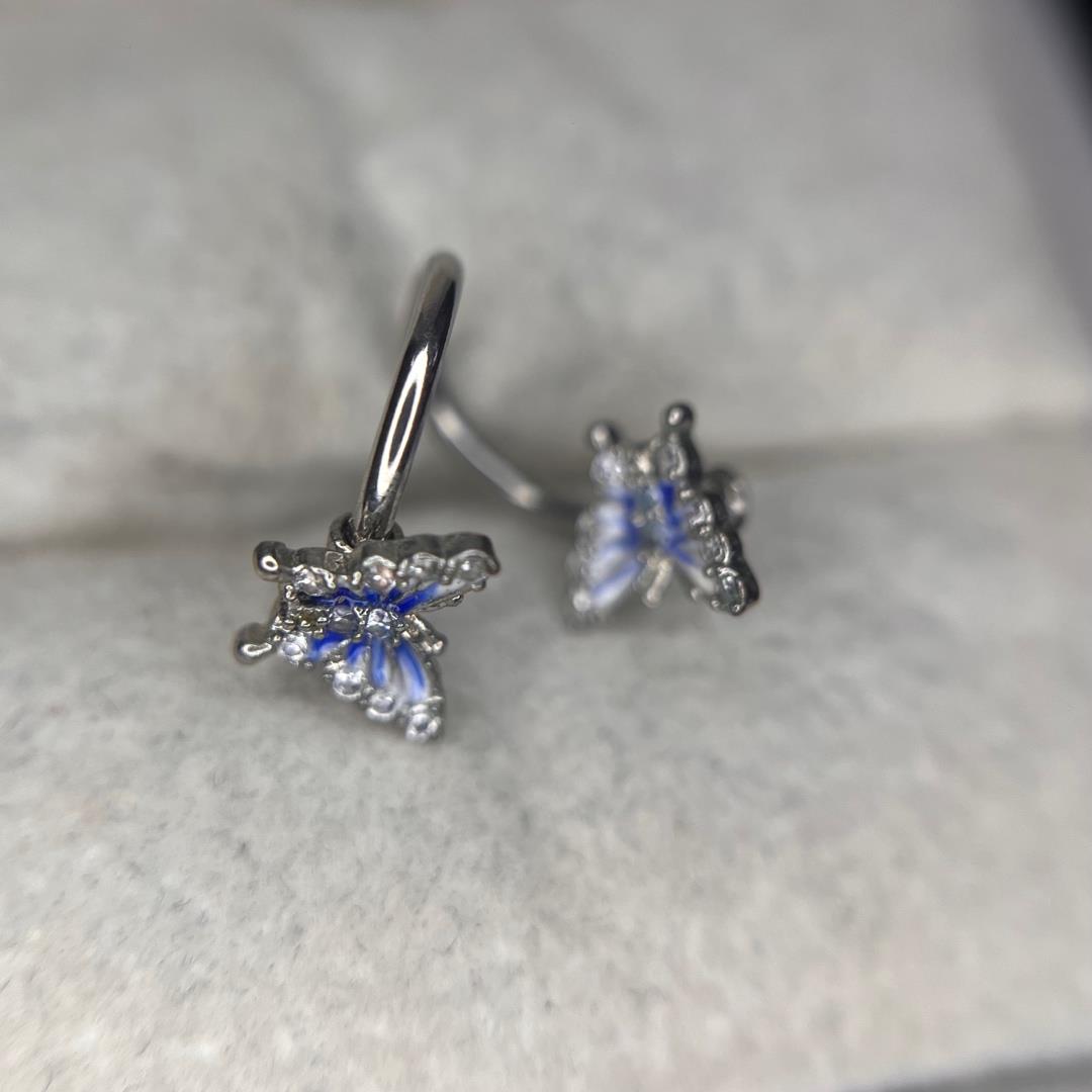 Vòng bướm xanh nhạt.