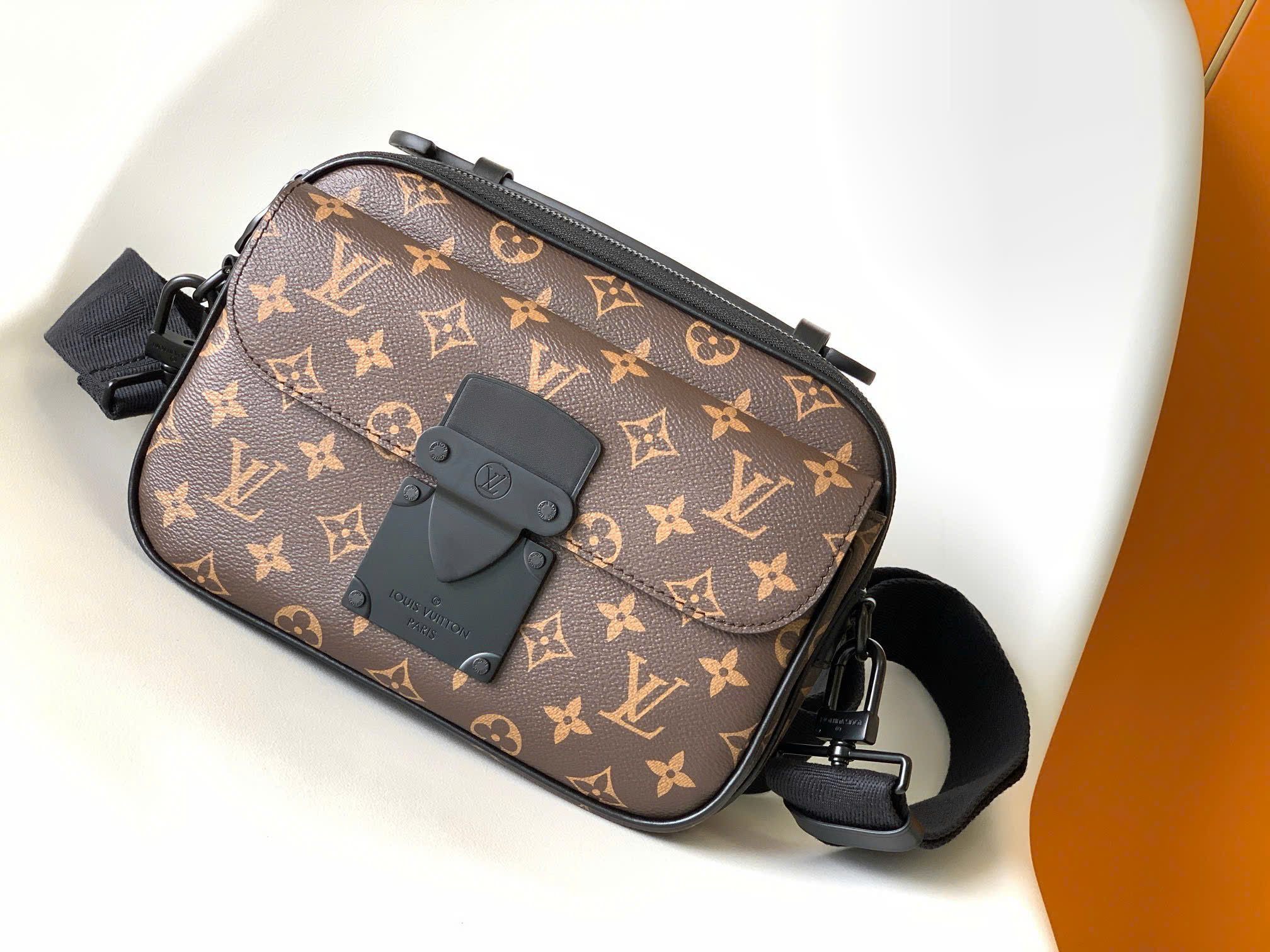 Túi đeo chéo nam Louis Vuitton S Lock Messenger Bag hoa nâu