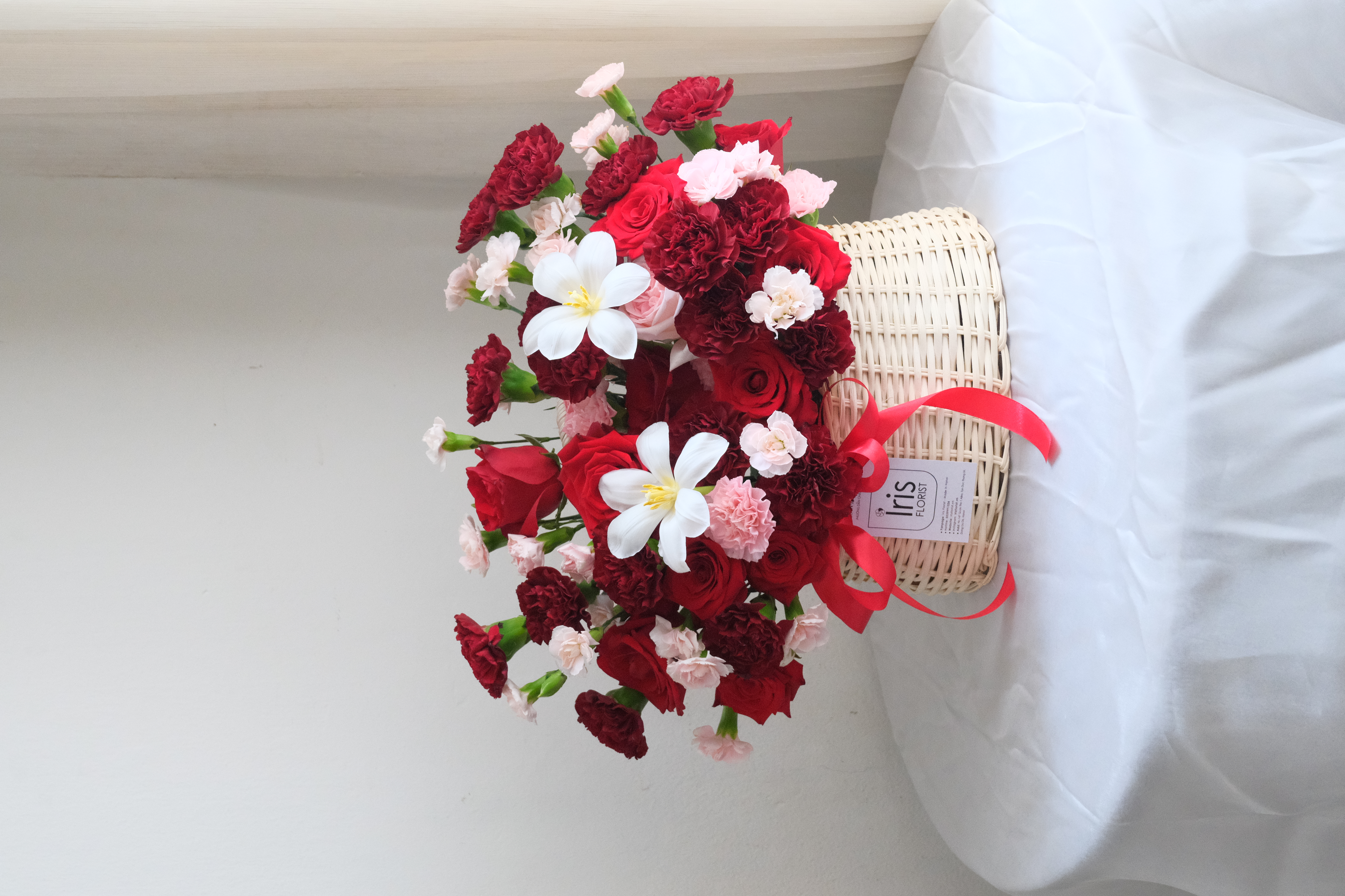 Giỏ hoa tone đỏ mix Tulip