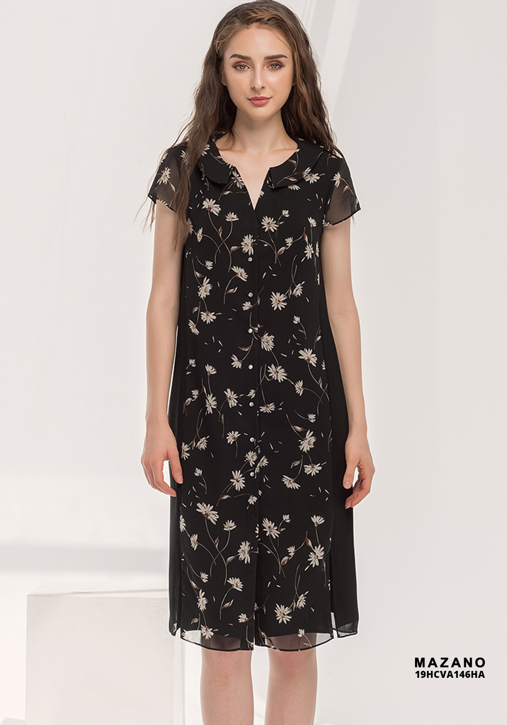 Đầm đen sơ mi phối hoa xẻ trước