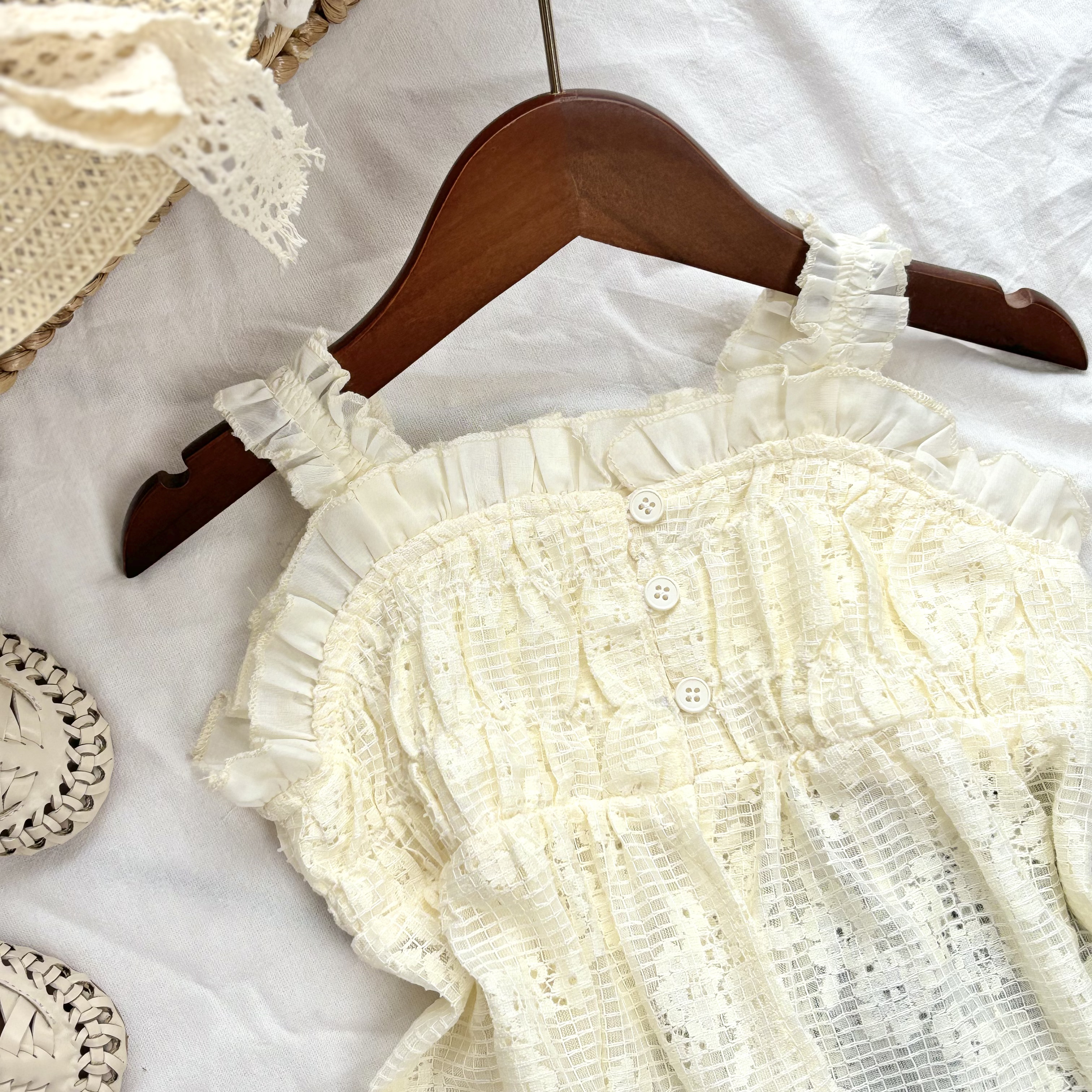 (V16) Áo 2 dây ren dáng dài xẻ tà màu trắng kem phong cách Hàn Quốc thời trang bé gái QCCC 2025_thumbnail_2