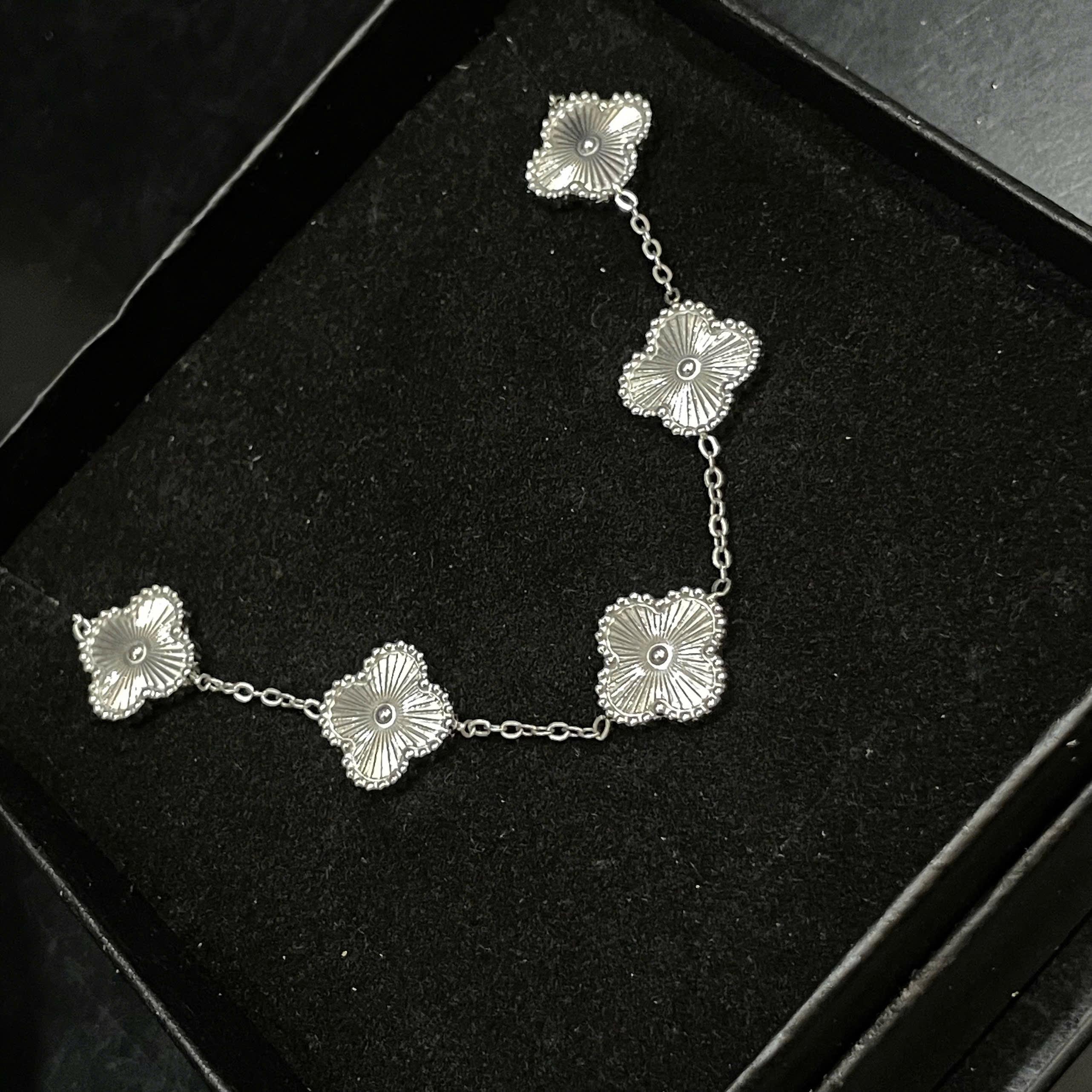 vòng tay cỏ bốn lá titan trơn màu bạc.