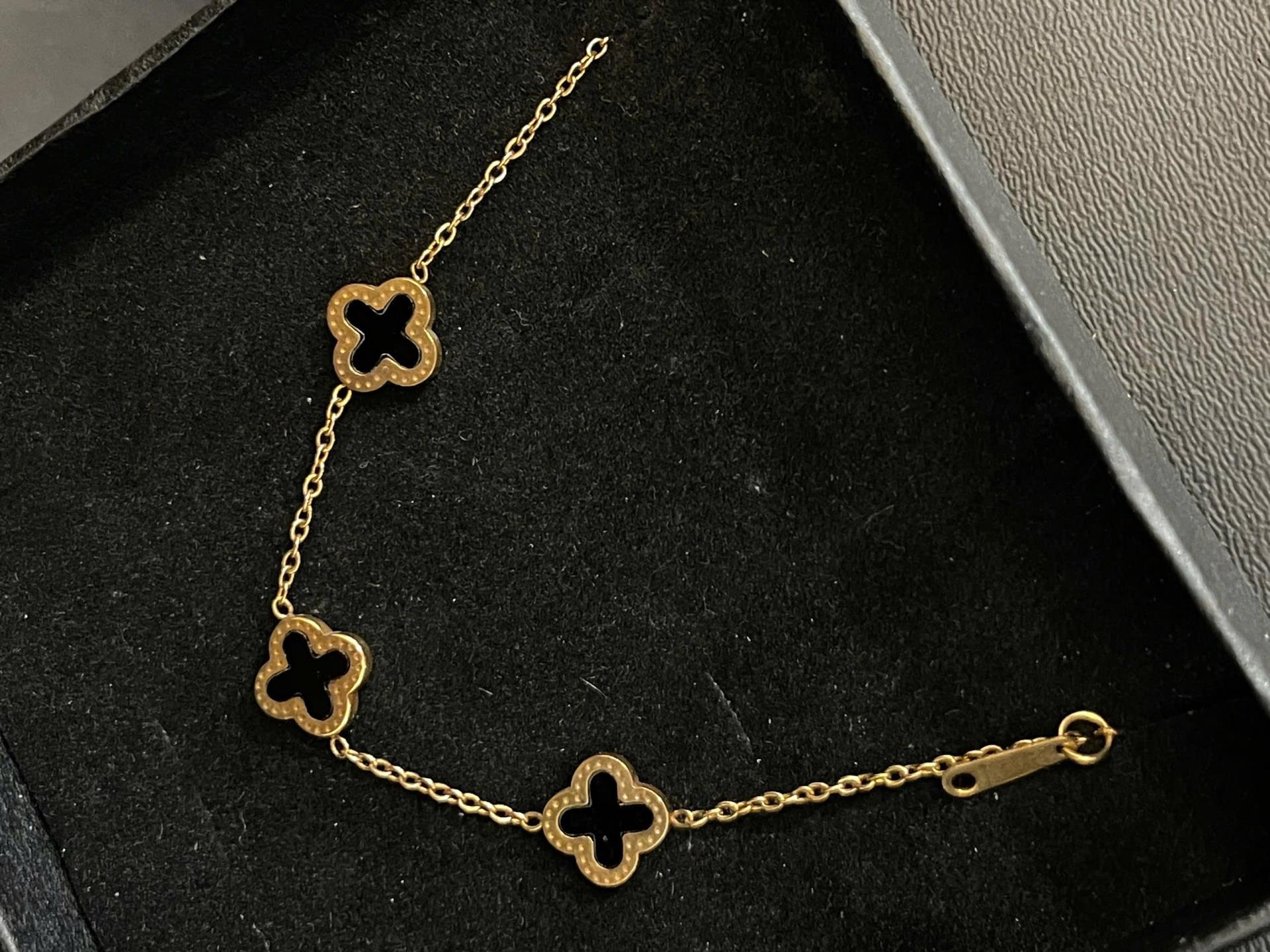 lắc chân titan sợi vàng hai dây ba charm hoa màu đen._thumbnail_2