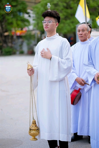 Áo giúp lễ trắng có cổ + đai (vải cát)_thumbnail_0