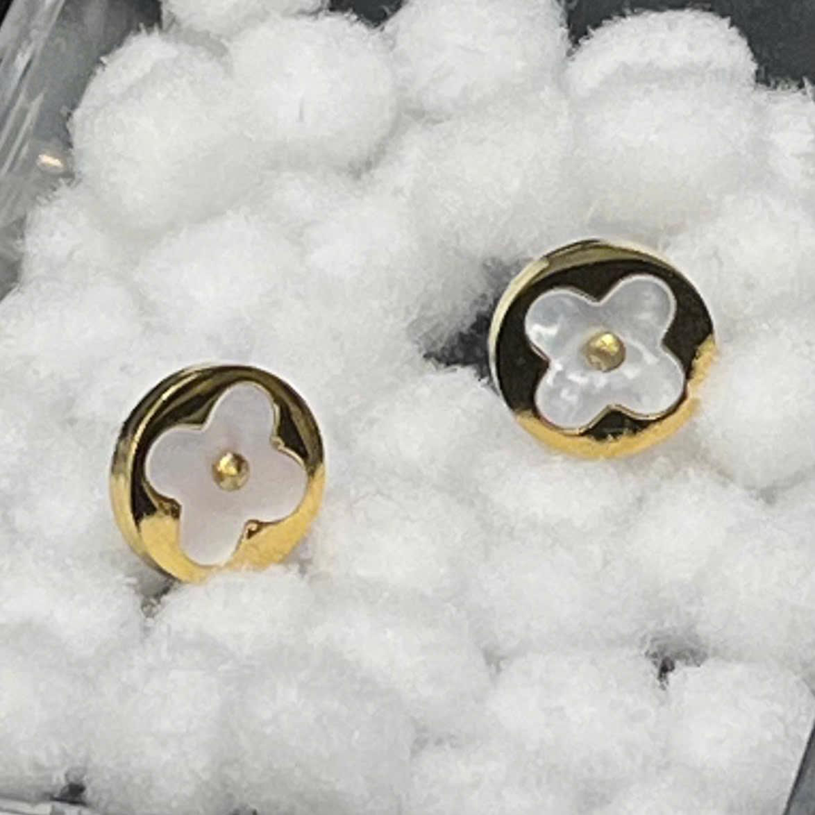 khuyên kiểu cặp cỏ bốn lá hình tròn hoa trắng bốn cánh nhuỵ vàng ngày tết sum vầy _thumbnail_1