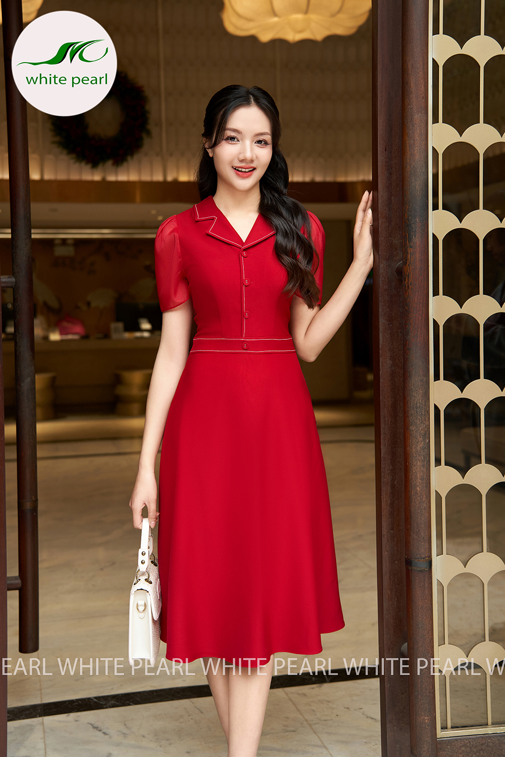 Đầm liền xòe cổ 2 ve đột chỉ tay voan bồng rút sun khóa sau 2 lớp có túi màu đỏ D2403 thời trang công sở cao cấp White Pearl